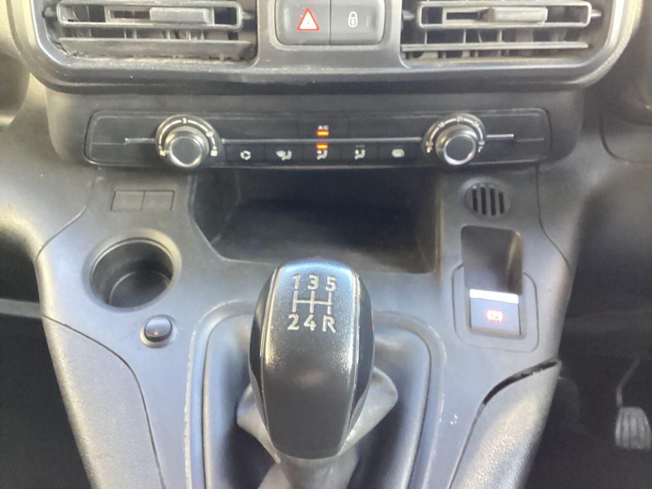 Vauxhall Combo - Image 15