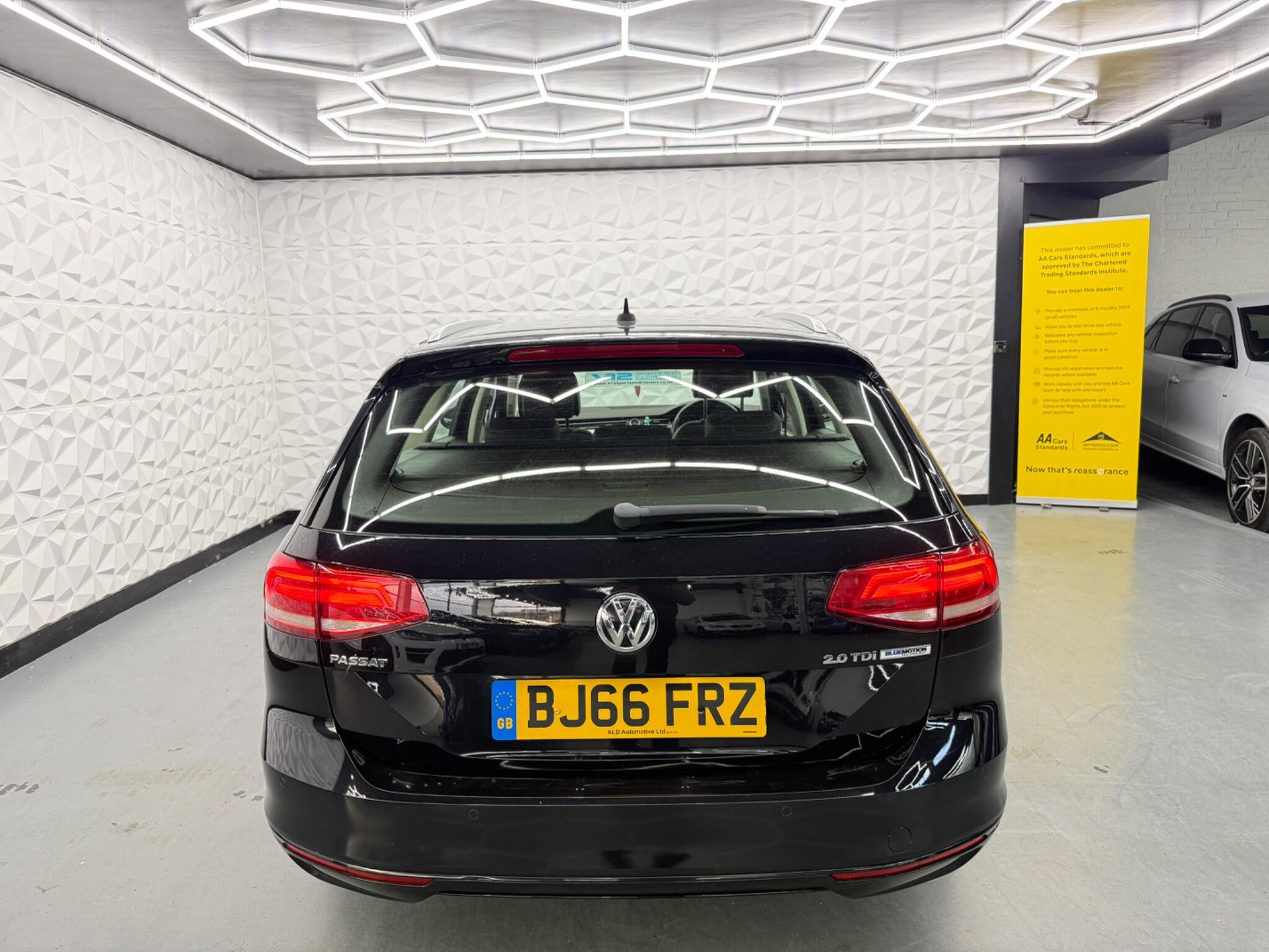 Volkswagen Passat - Image 12