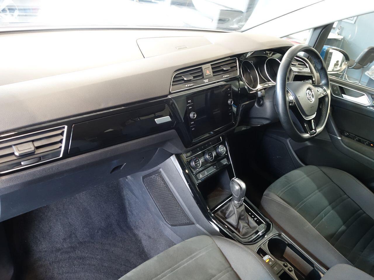Volkswagen Touran - Image 11