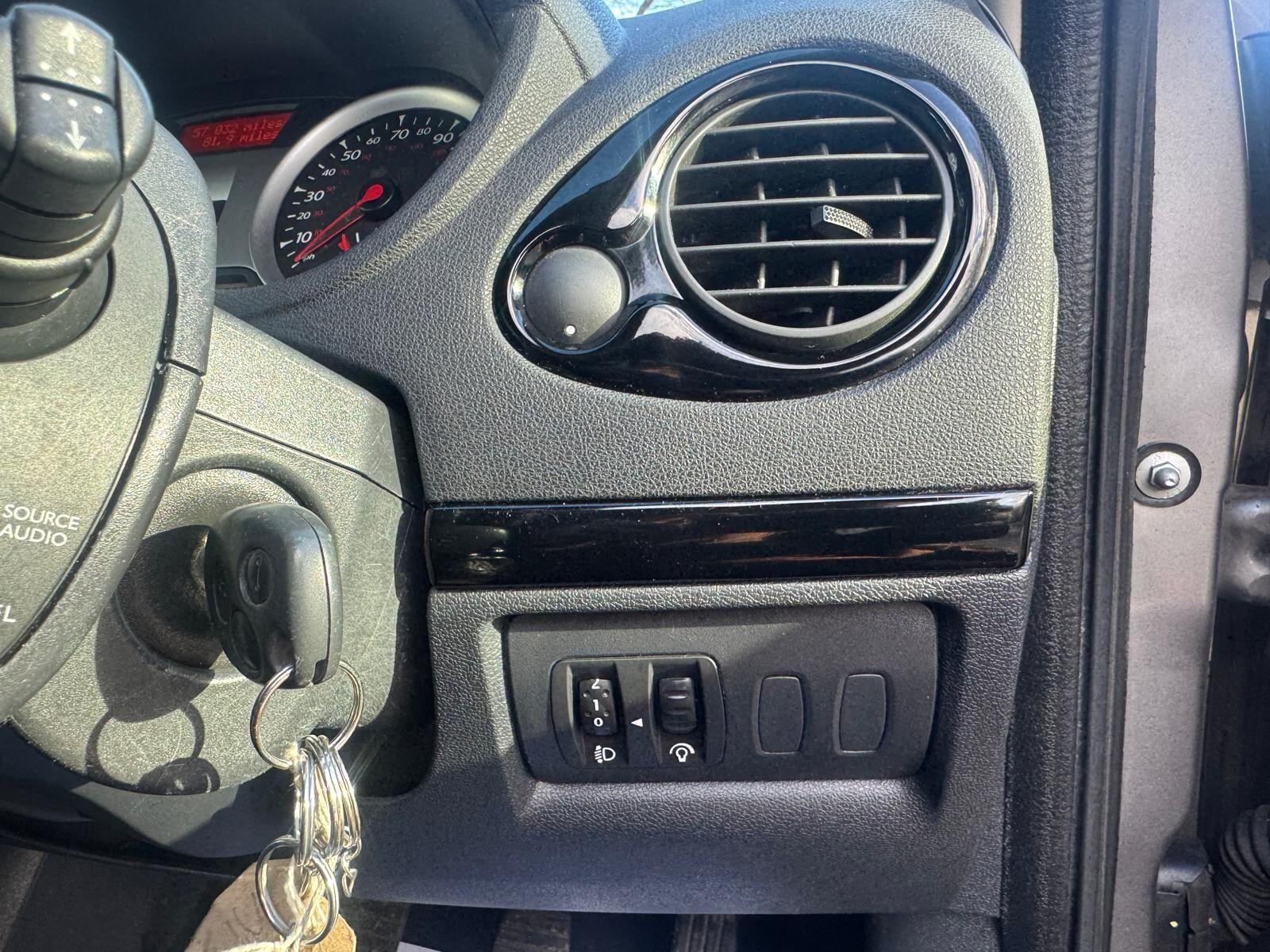 Renault Clio - Image 30