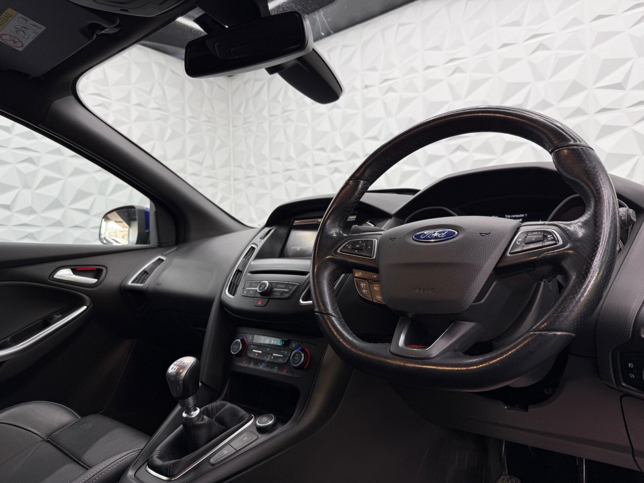 Ford Focus - Image 25
