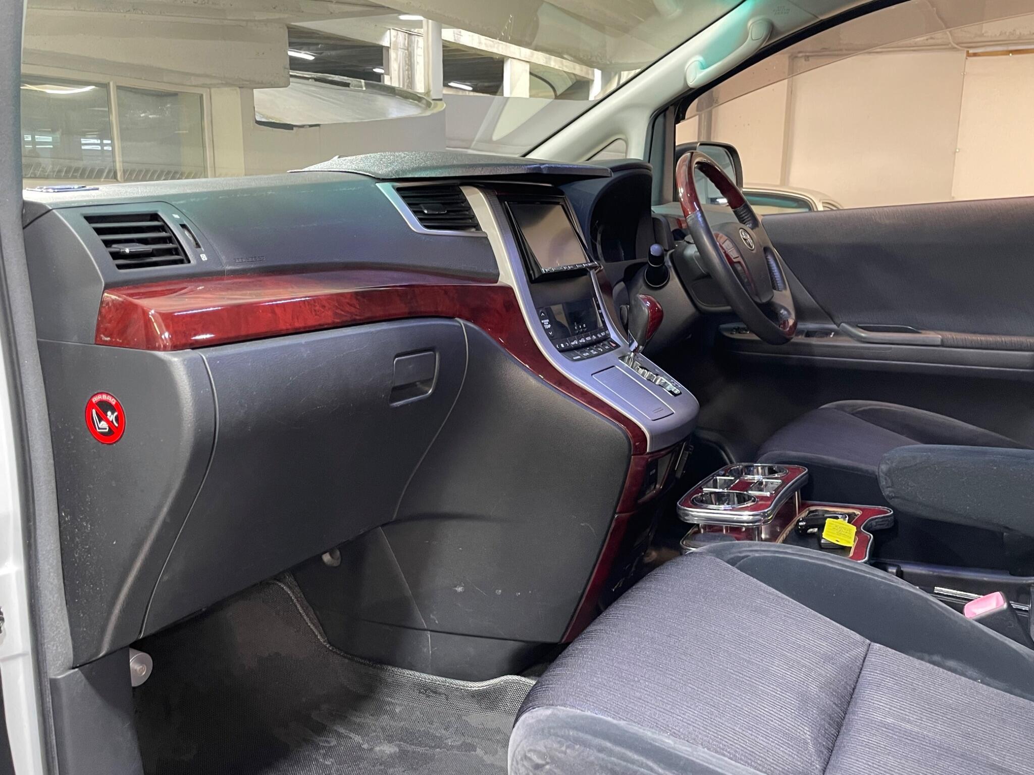 Toyota Vellfire - Image 11