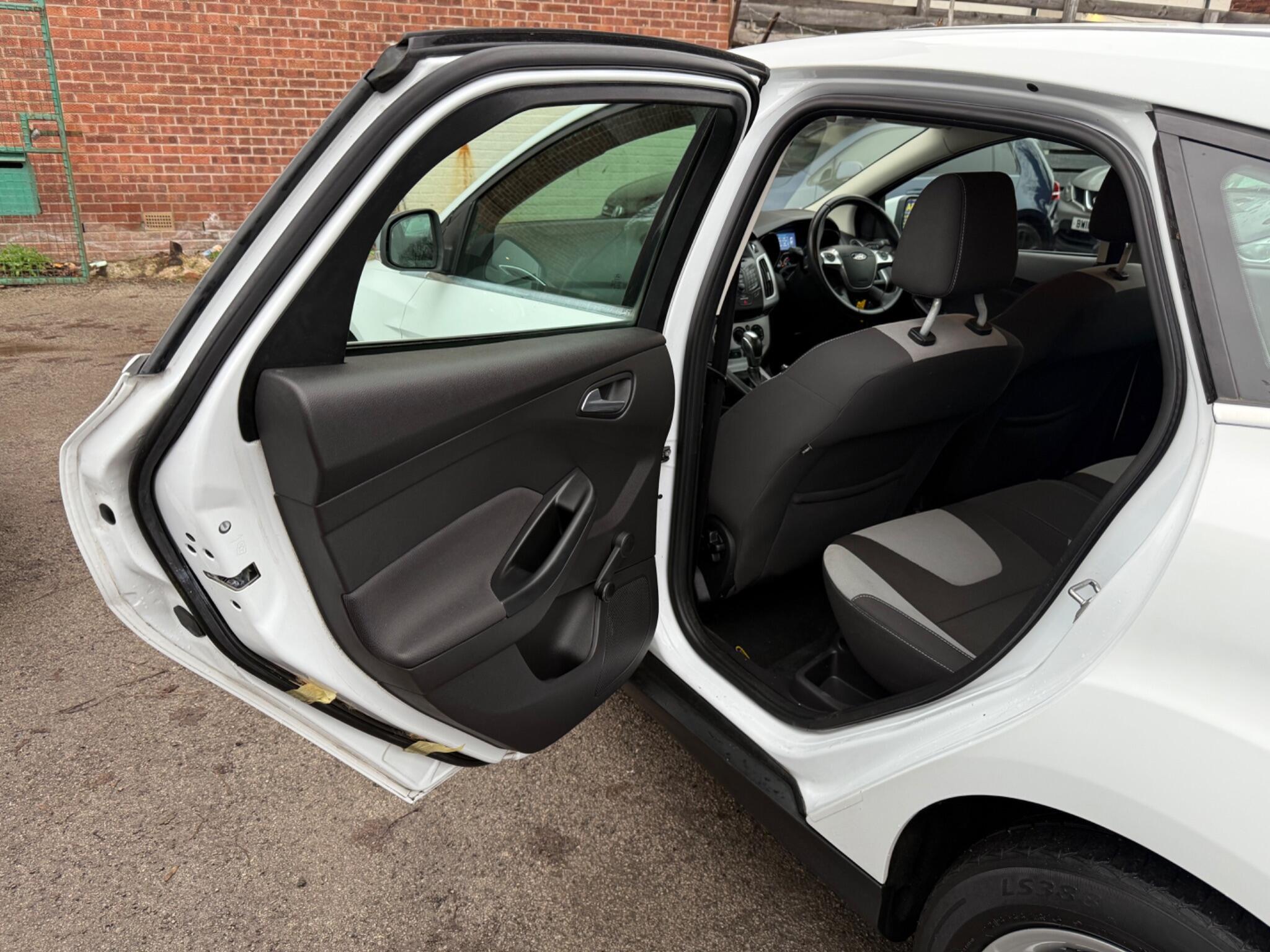 Ford Focus - Image 25