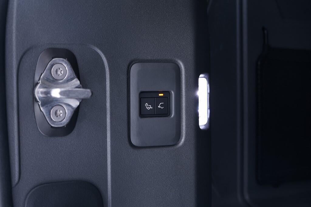 Land Rover Defender 110 - Image 36