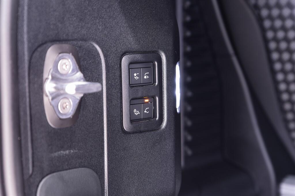 Land Rover Defender 90 - Image 41