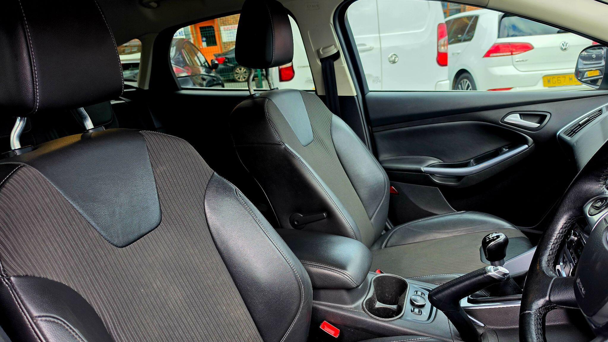 Ford Focus - Image 12