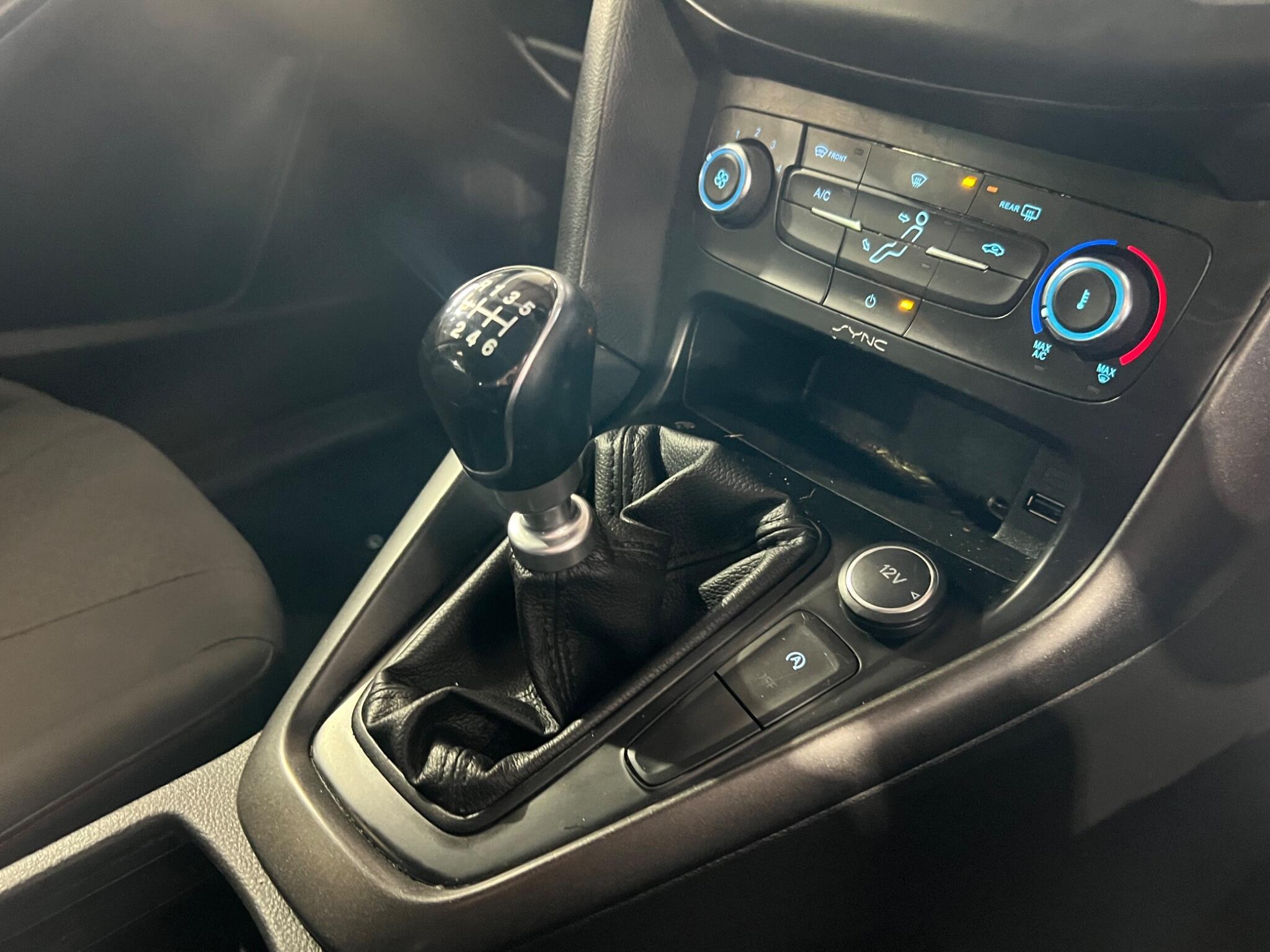 Ford Focus - Image 25