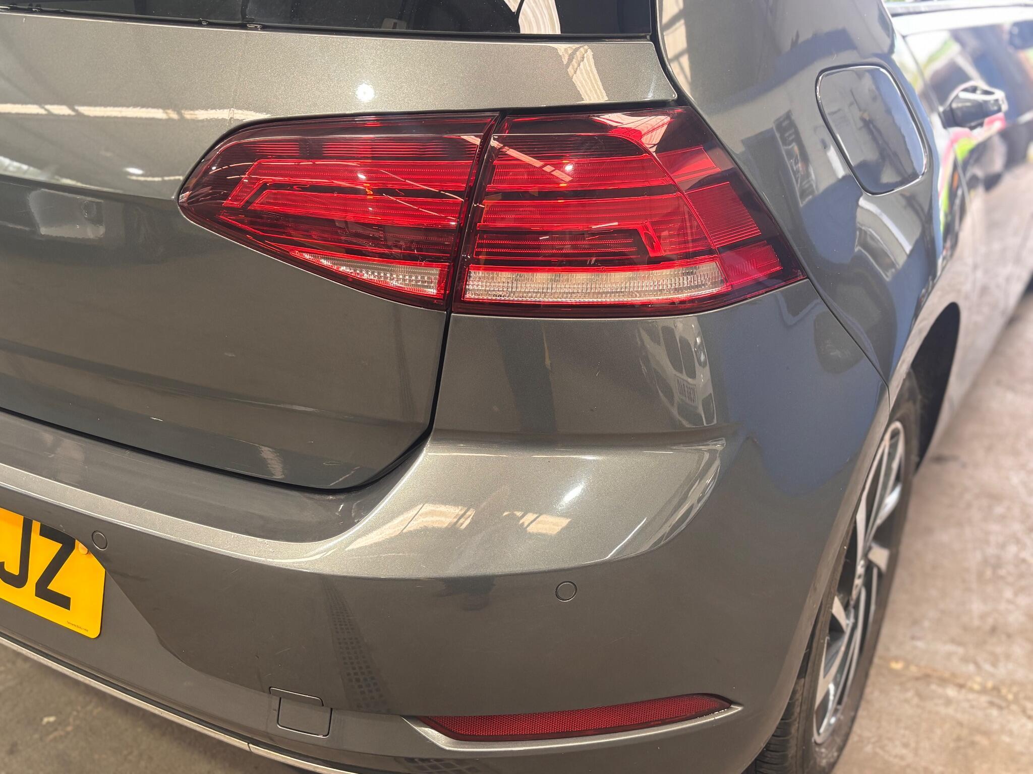 Volkswagen Golf - Image 11