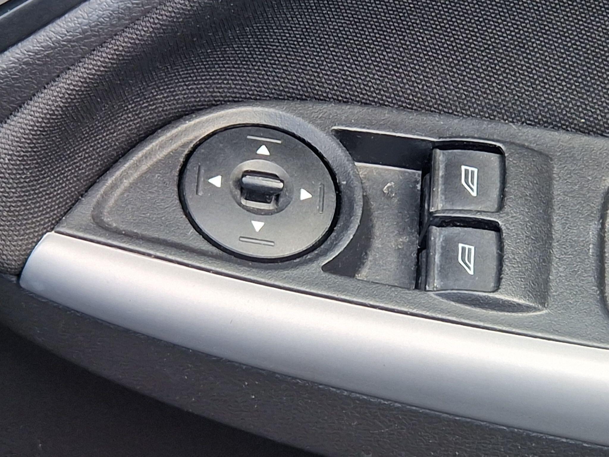 Ford Focus - Image 26