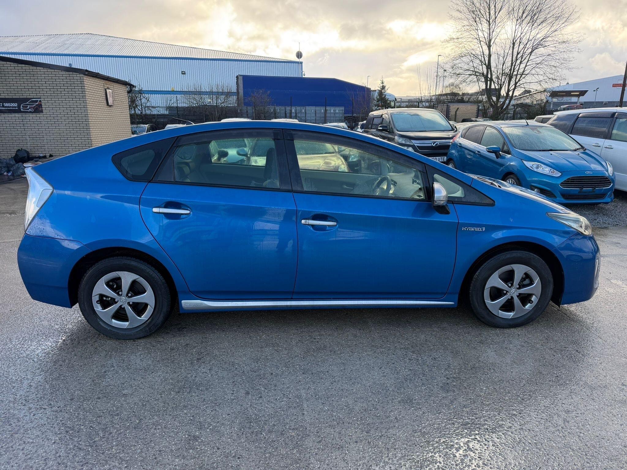 Toyota Prius - Image 8