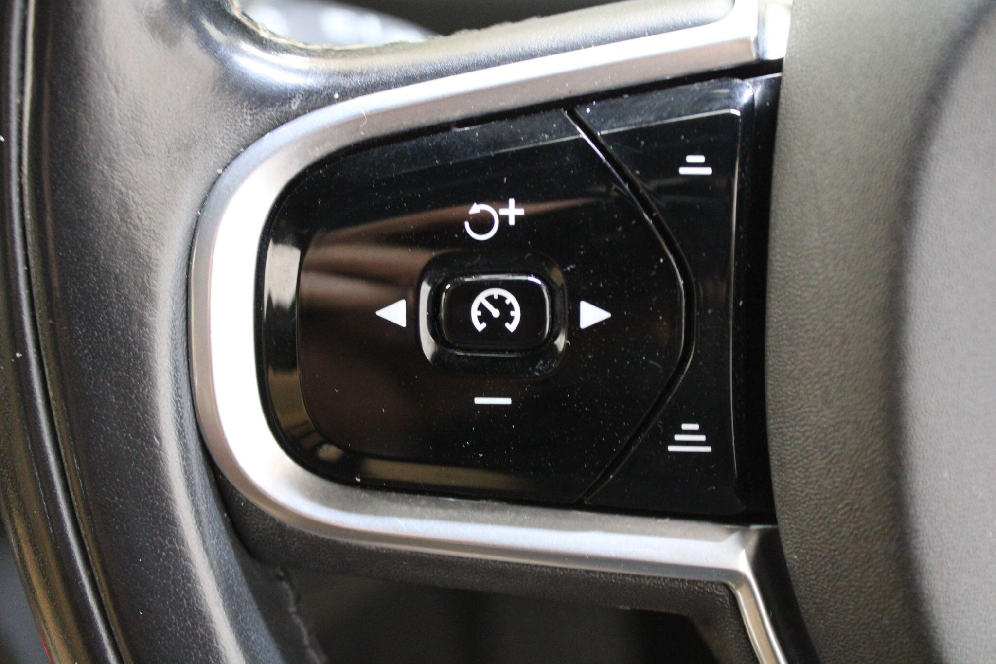 Volvo XC90 - Image 28