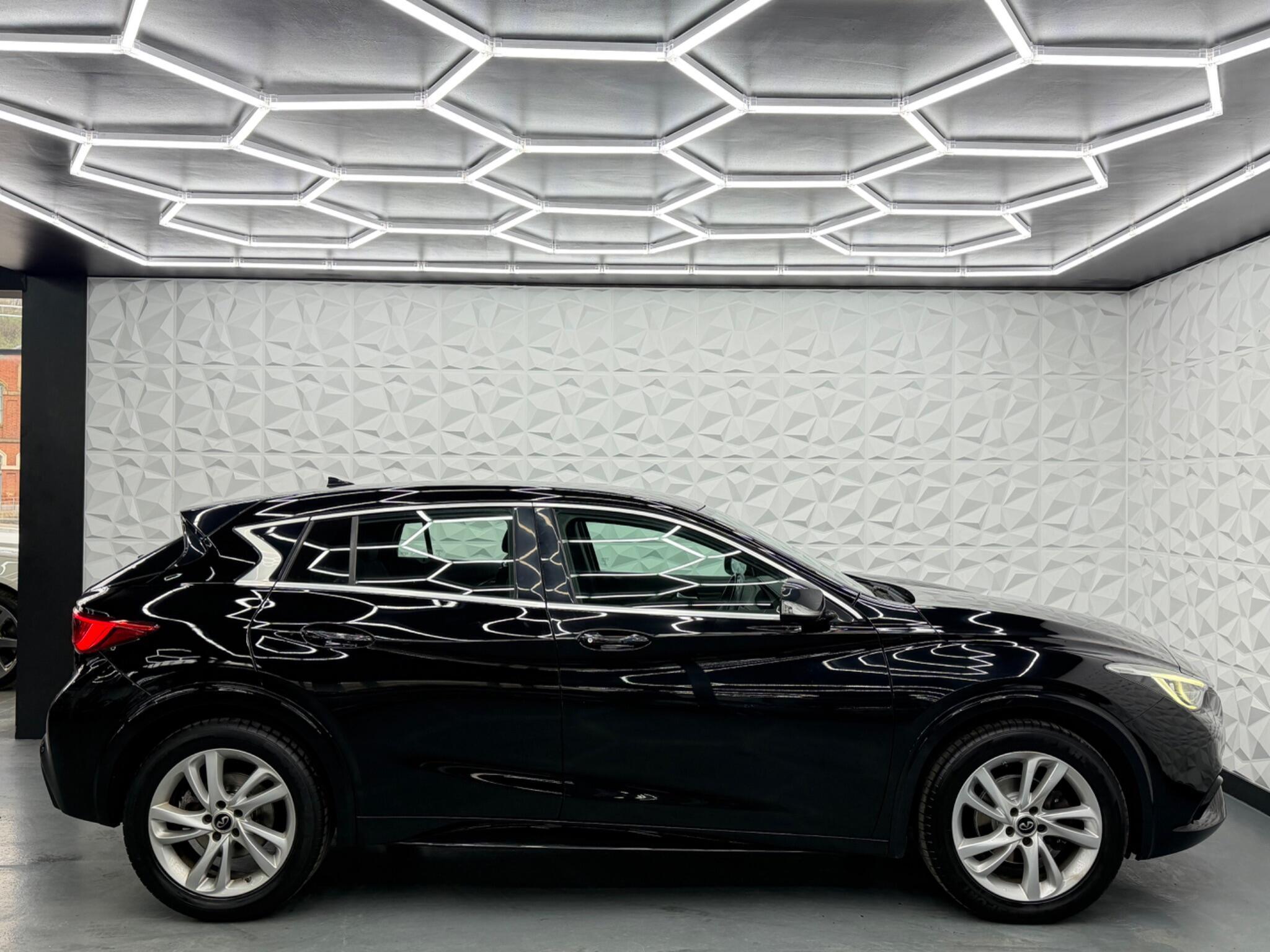 Infiniti Q30 - Image 10