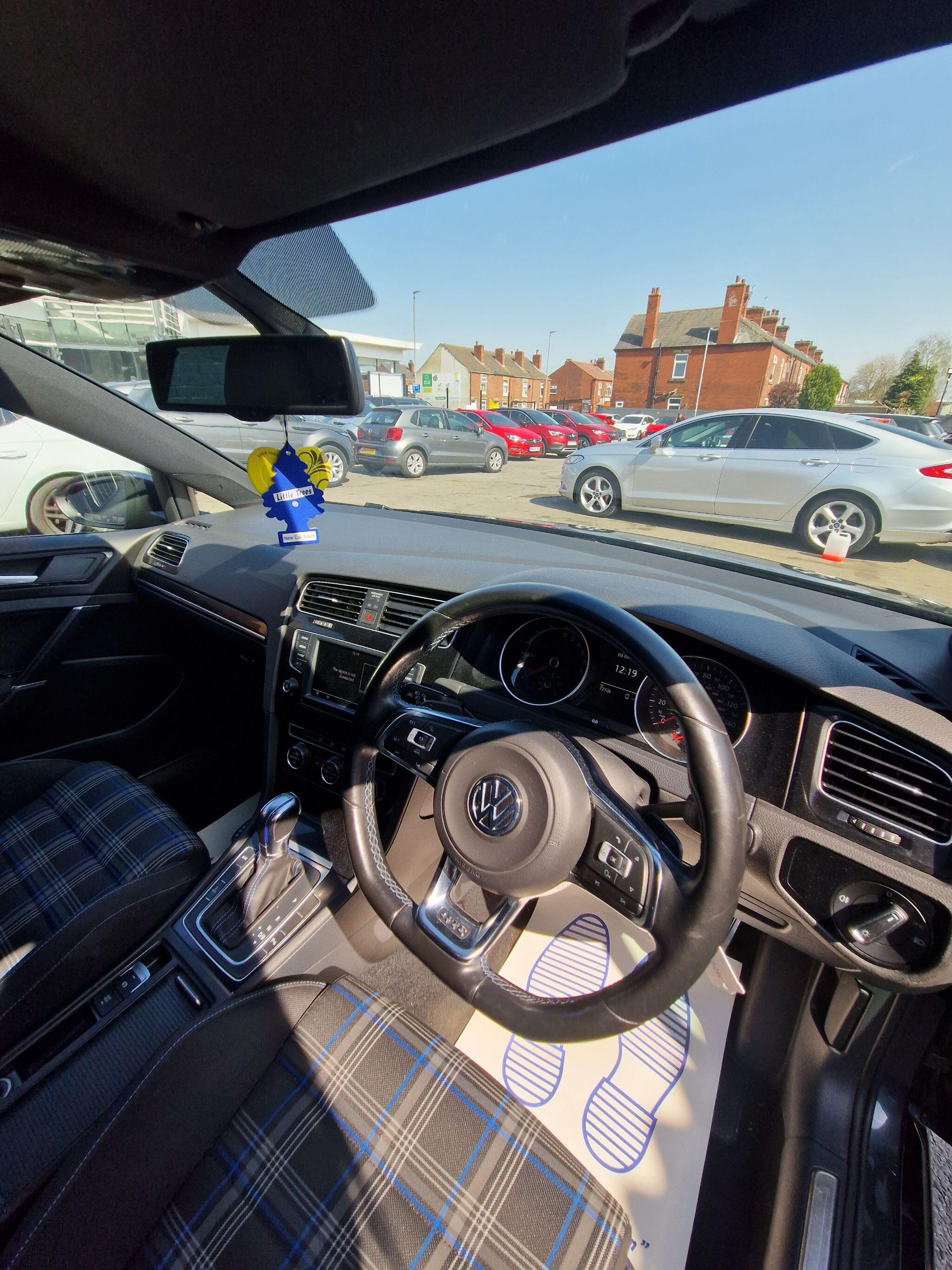 Volkswagen Golf - Image 30