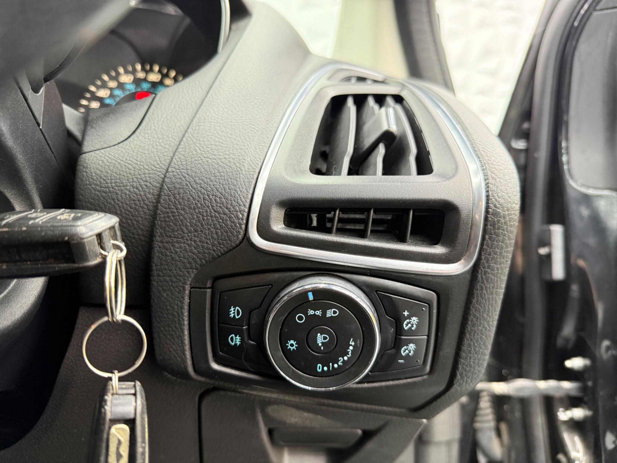 Ford Focus - Image 32