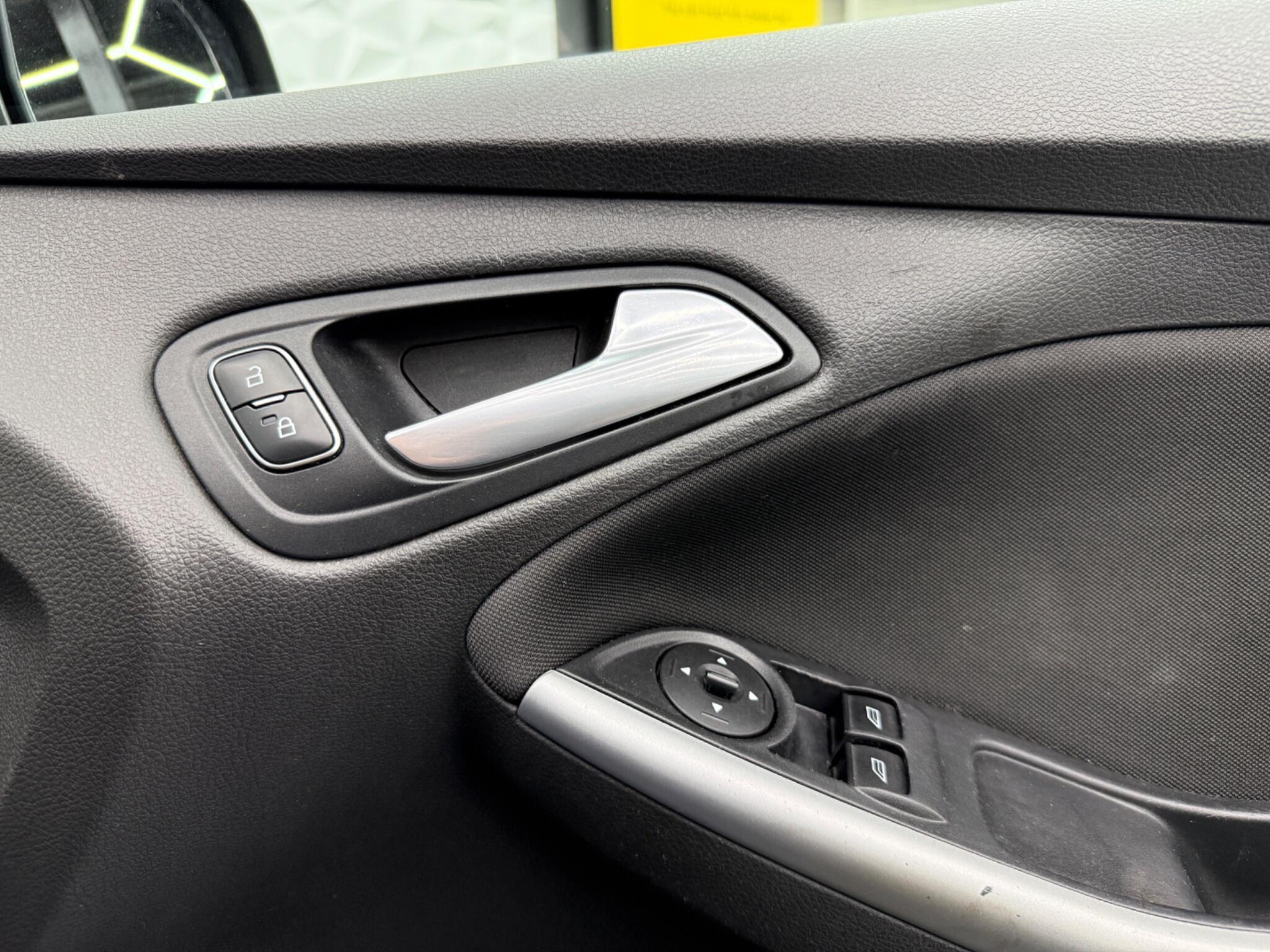 Ford Focus - Image 32