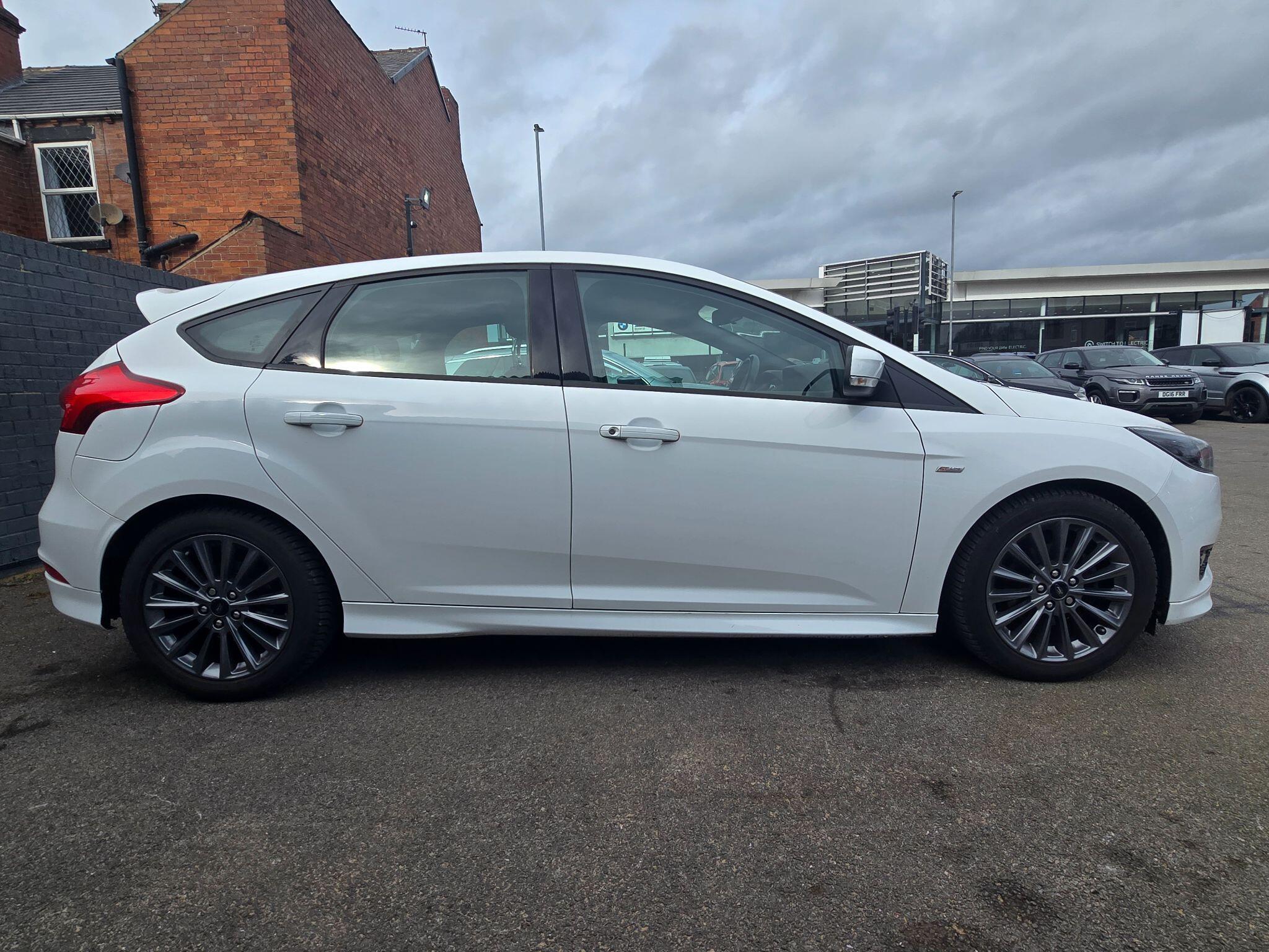 Ford Focus - Image 21