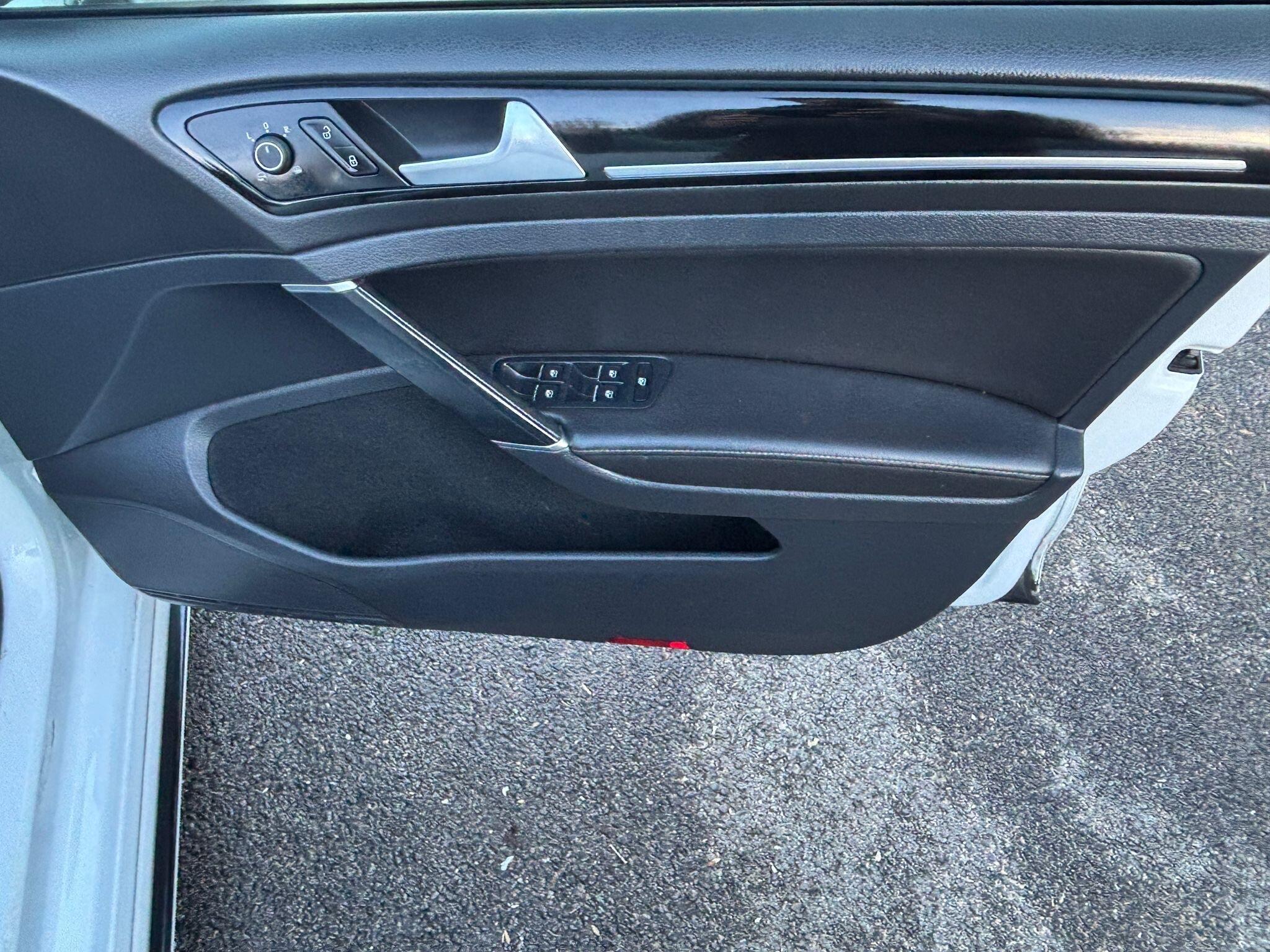 Volkswagen Golf - Image 32