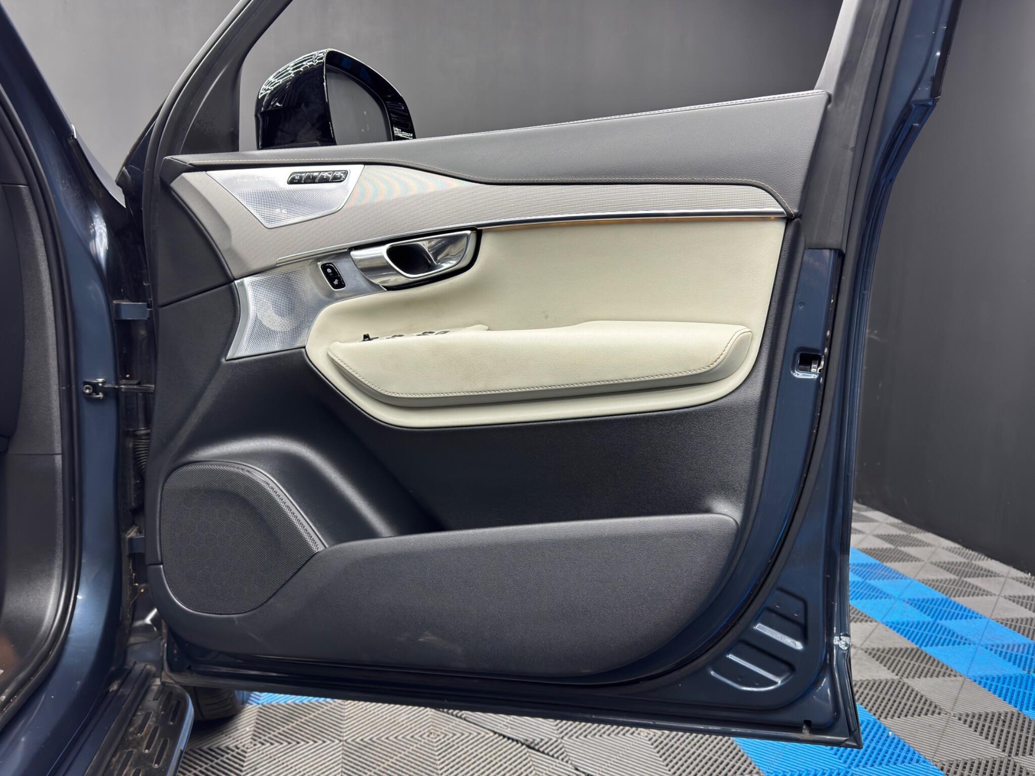 Volvo XC90 - Image 45