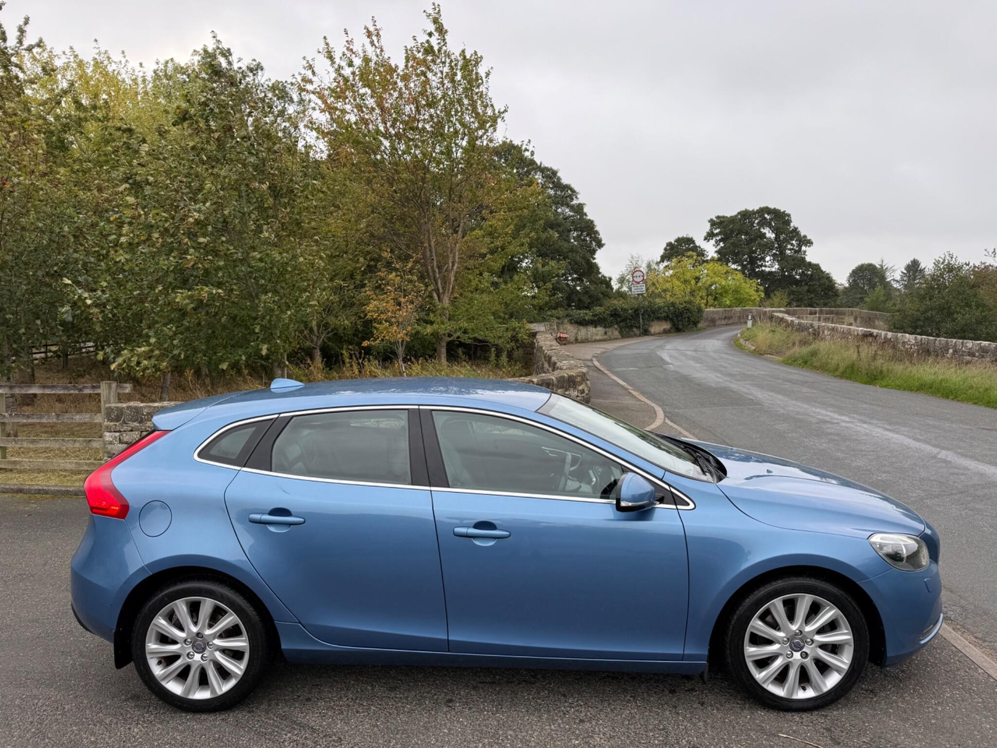Volvo V40 - Image 2