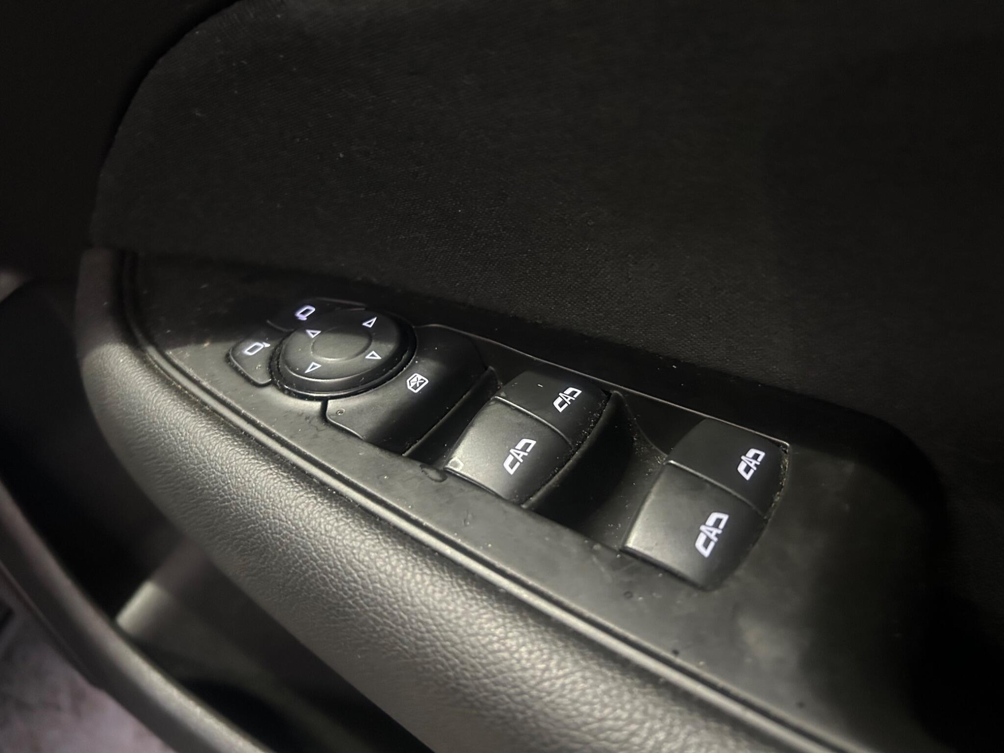 Vauxhall Insignia - Image 14