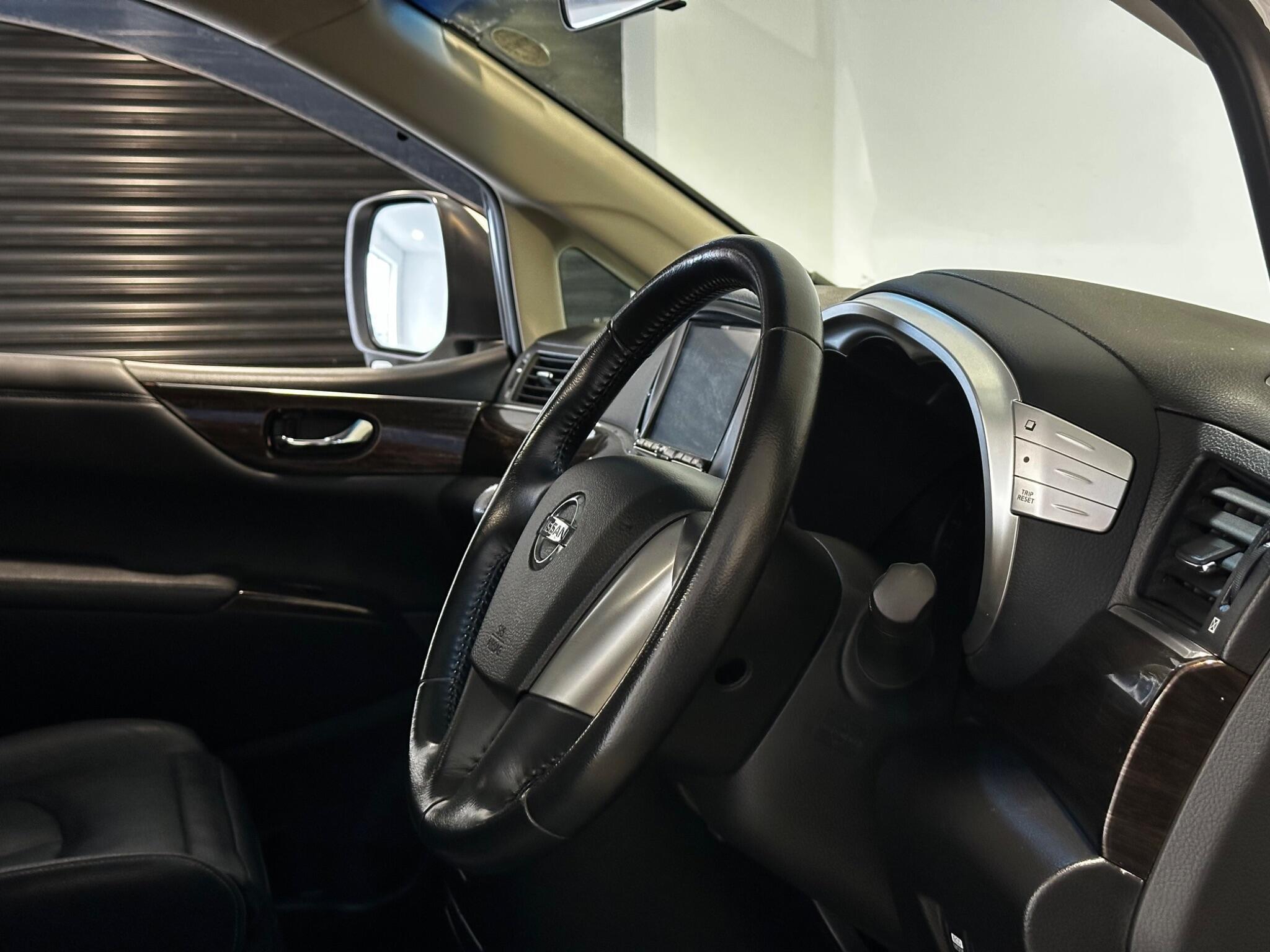 Nissan Elgrand - Image 2