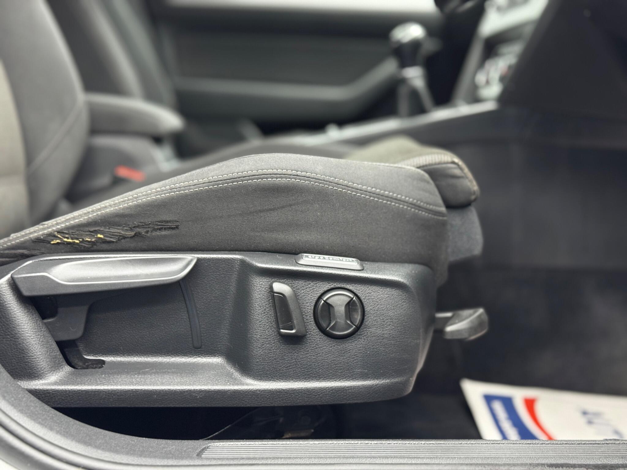 Volkswagen Passat - Image 40