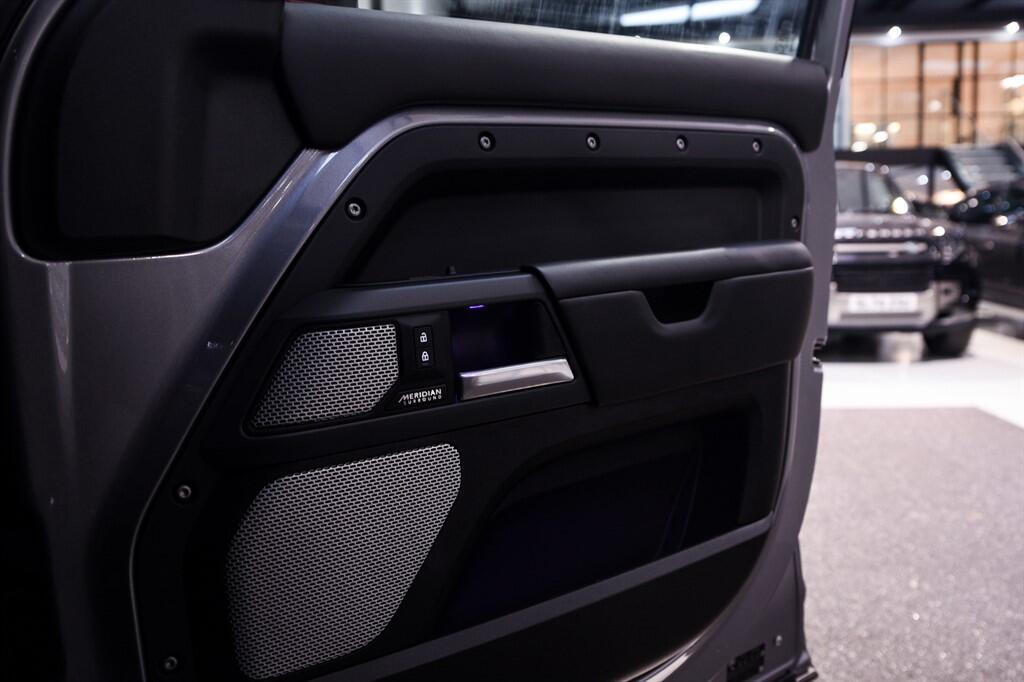 Land Rover Defender 130 - Image 40