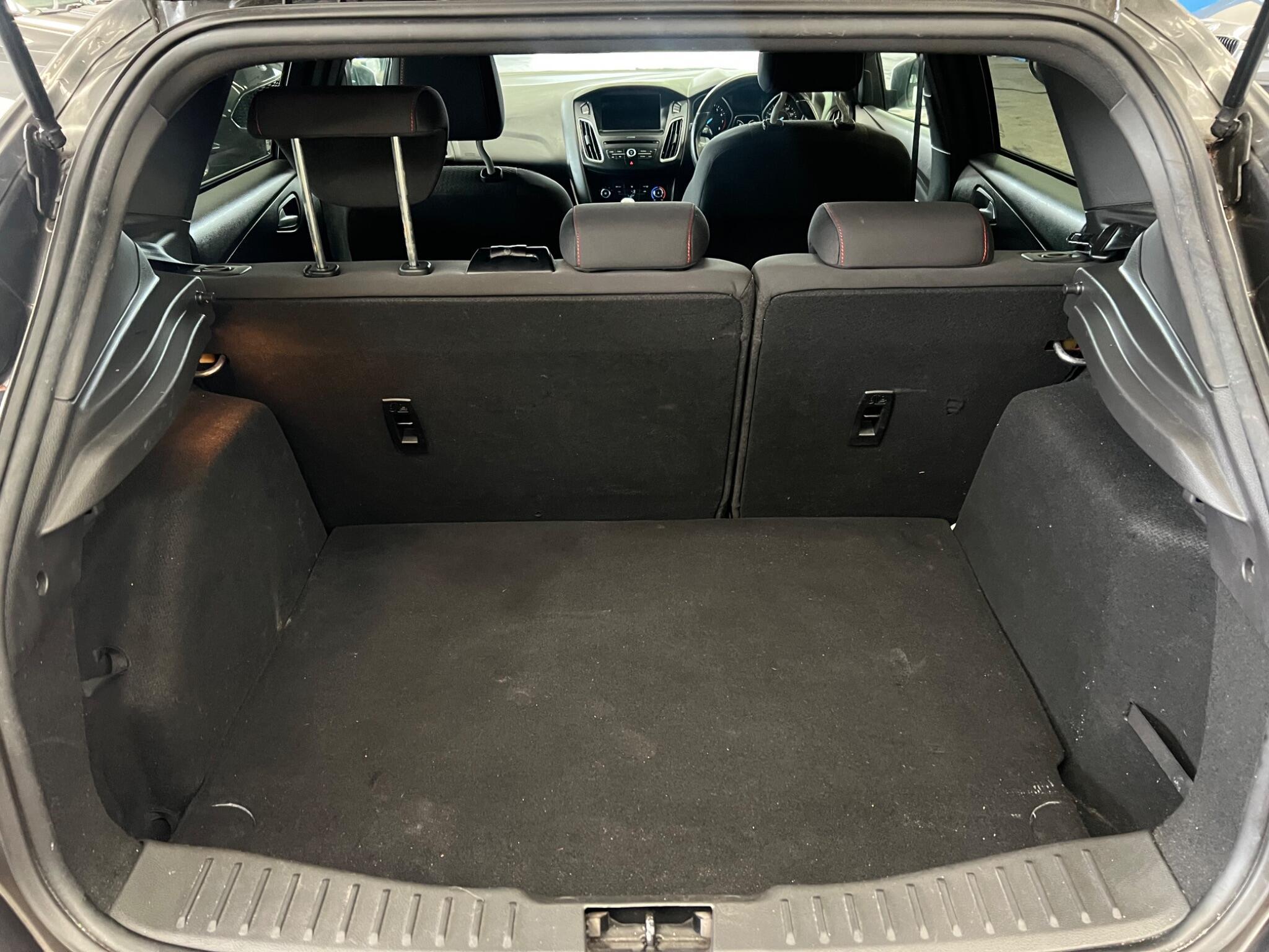 Ford Focus - Image 21