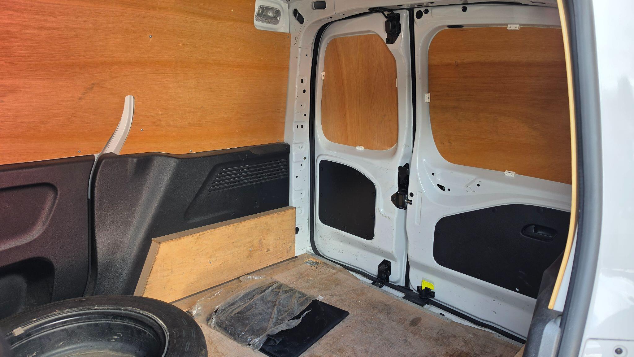 Vauxhall Combo - Image 18