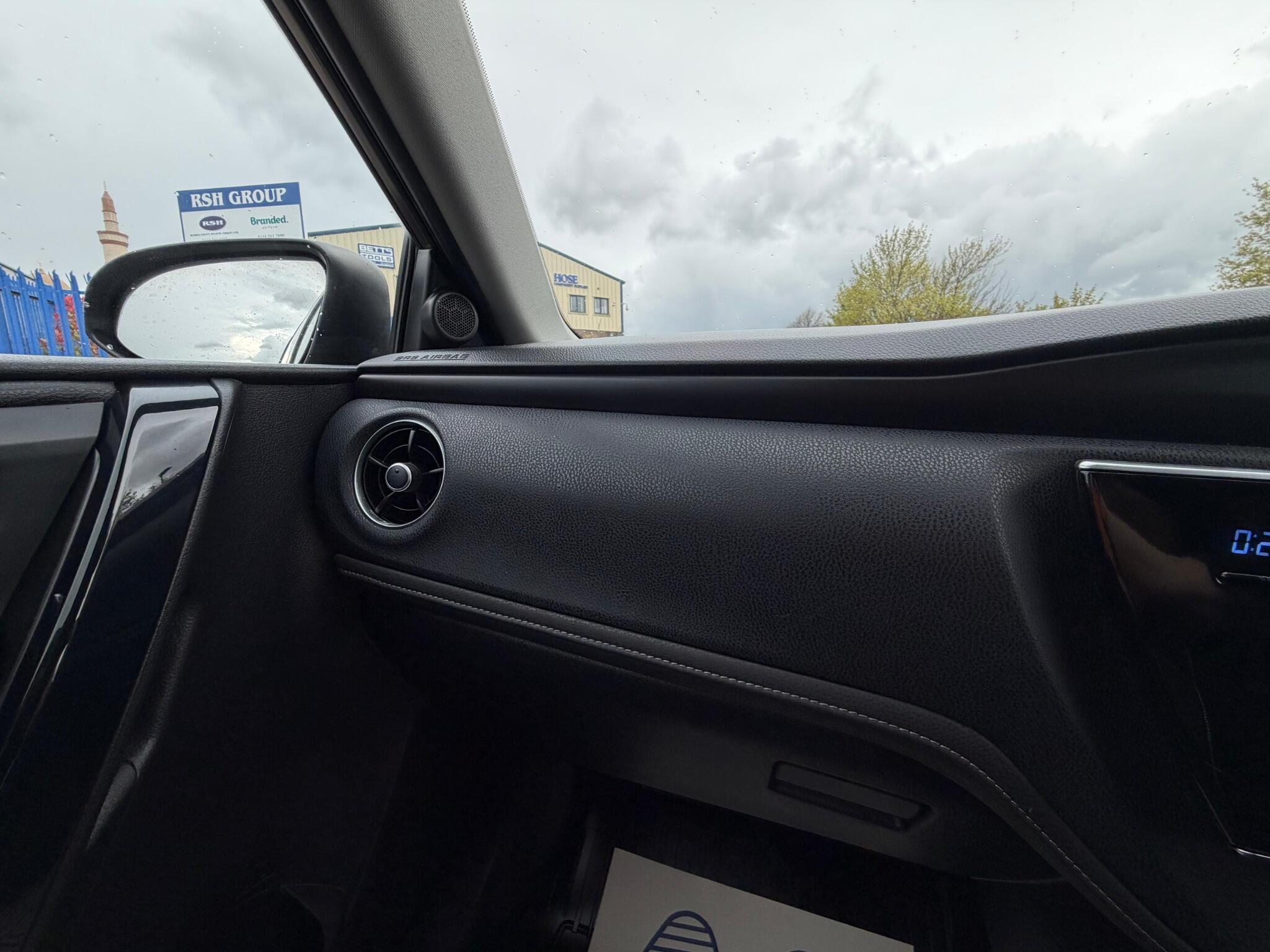 Toyota Auris - Image 31