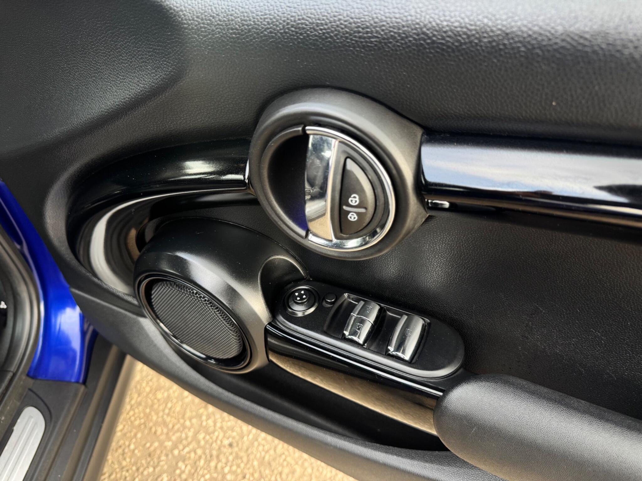 MINI Convertible - Image 37