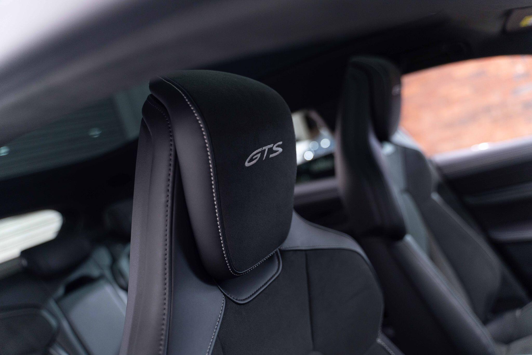 Porsche Taycan - Image 24