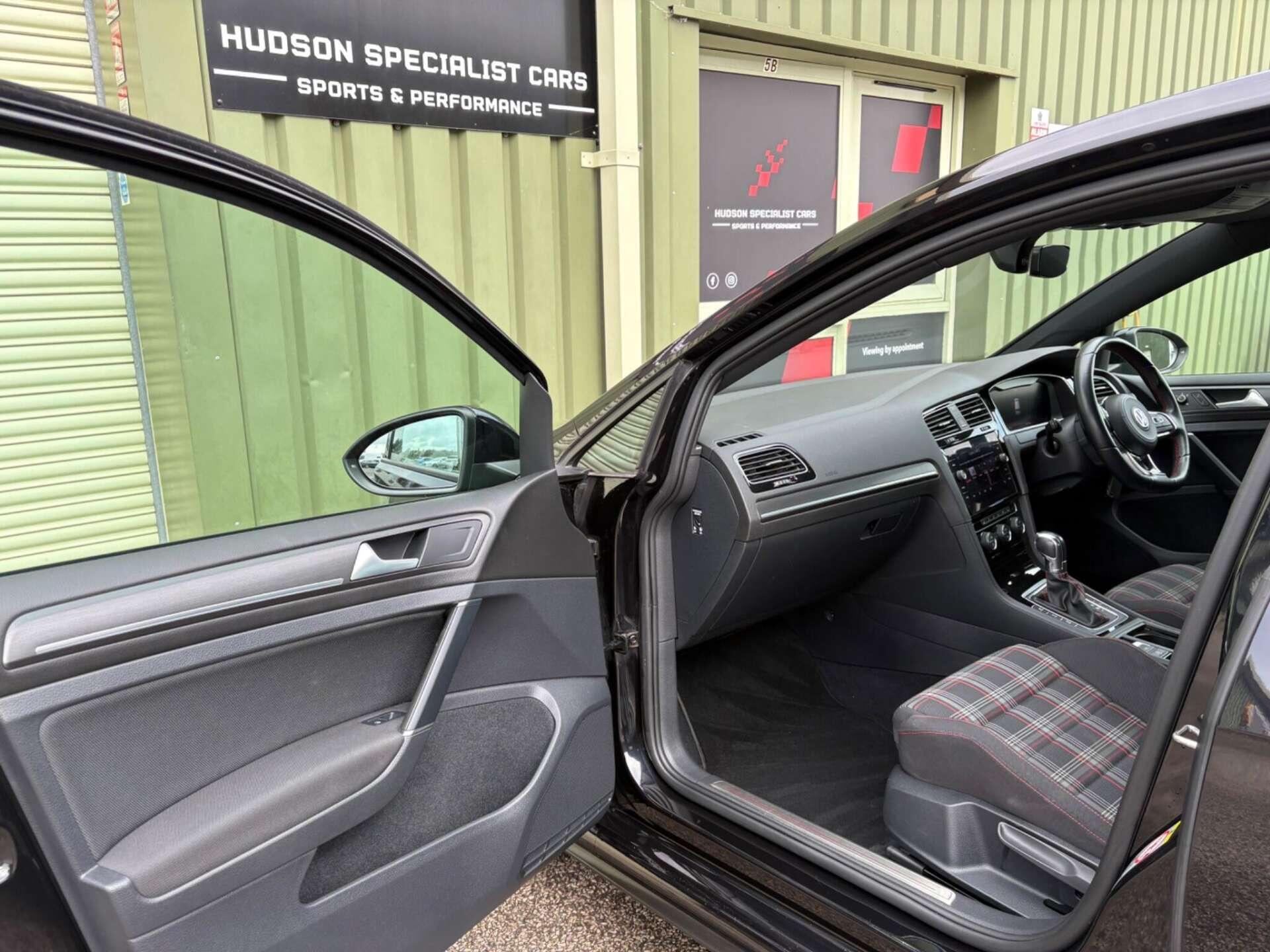 Volkswagen Golf - Image 12