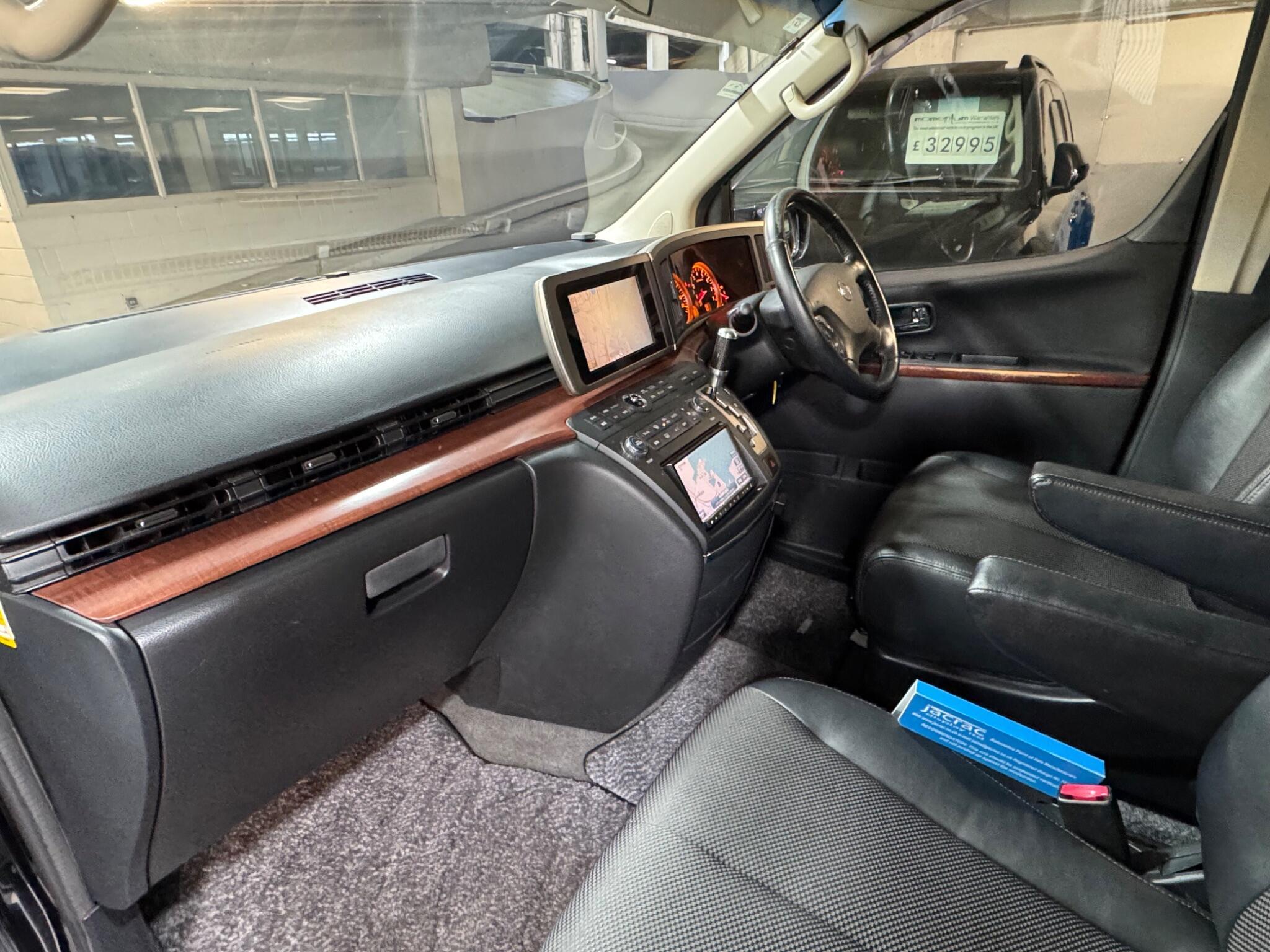 Nissan Elgrand - Image 10
