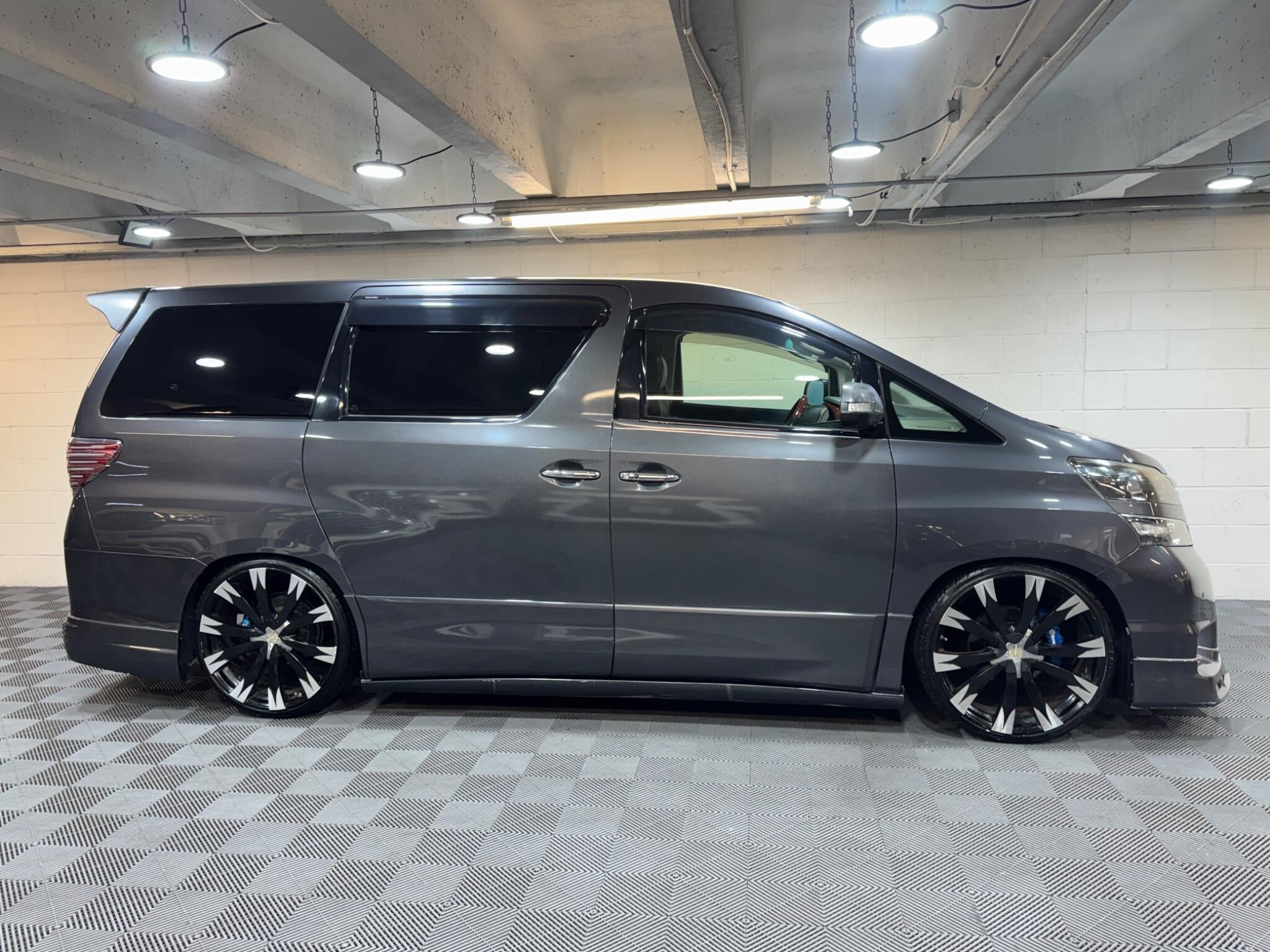 Toyota Vellfire - Image 5