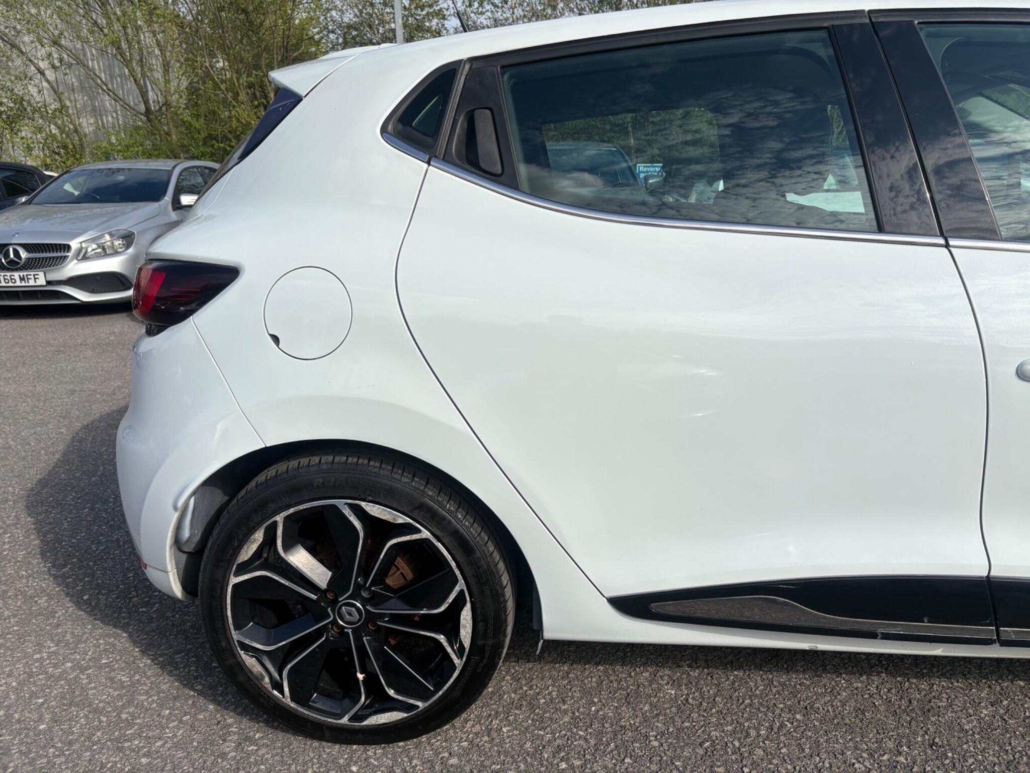 Renault Clio - Image 19