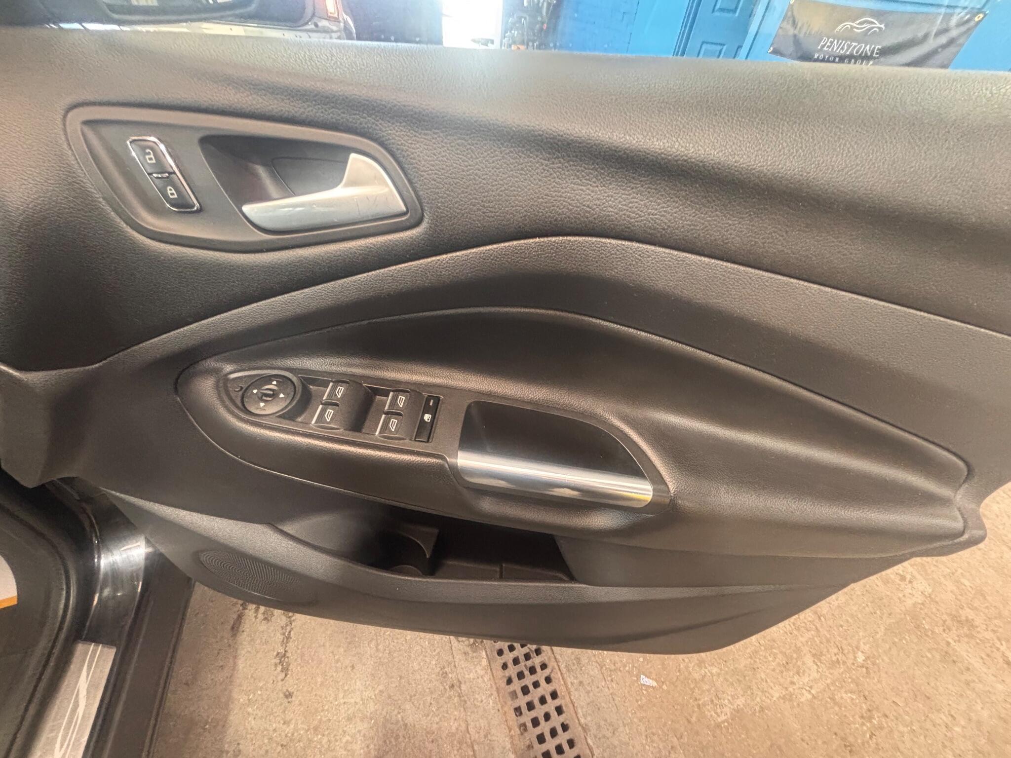 Ford Kuga - Image 25