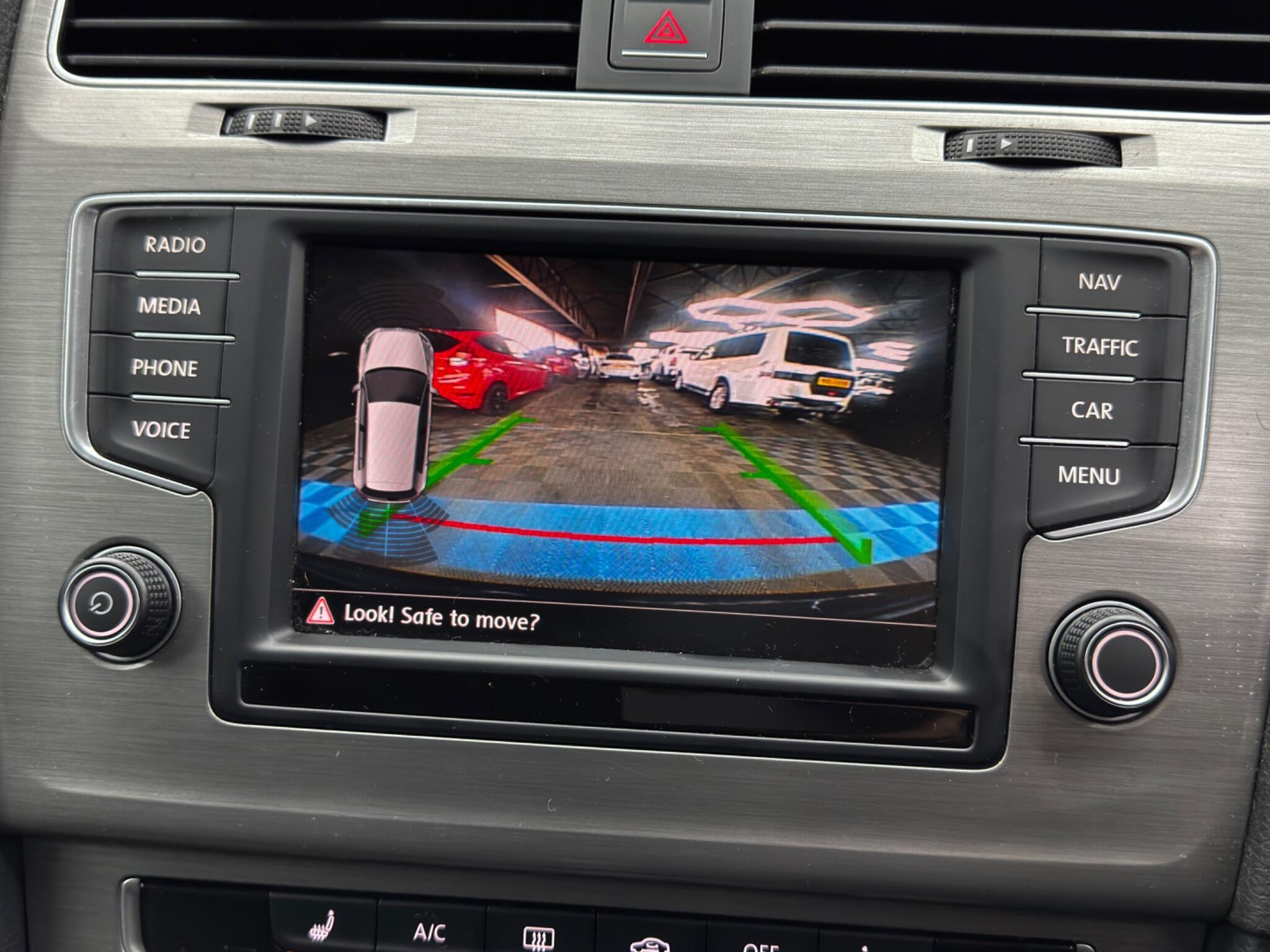 Volkswagen Golf - Image 35