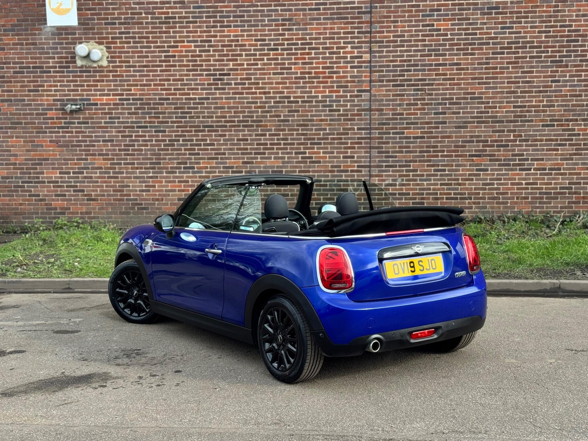 MINI Convertible - Image 8