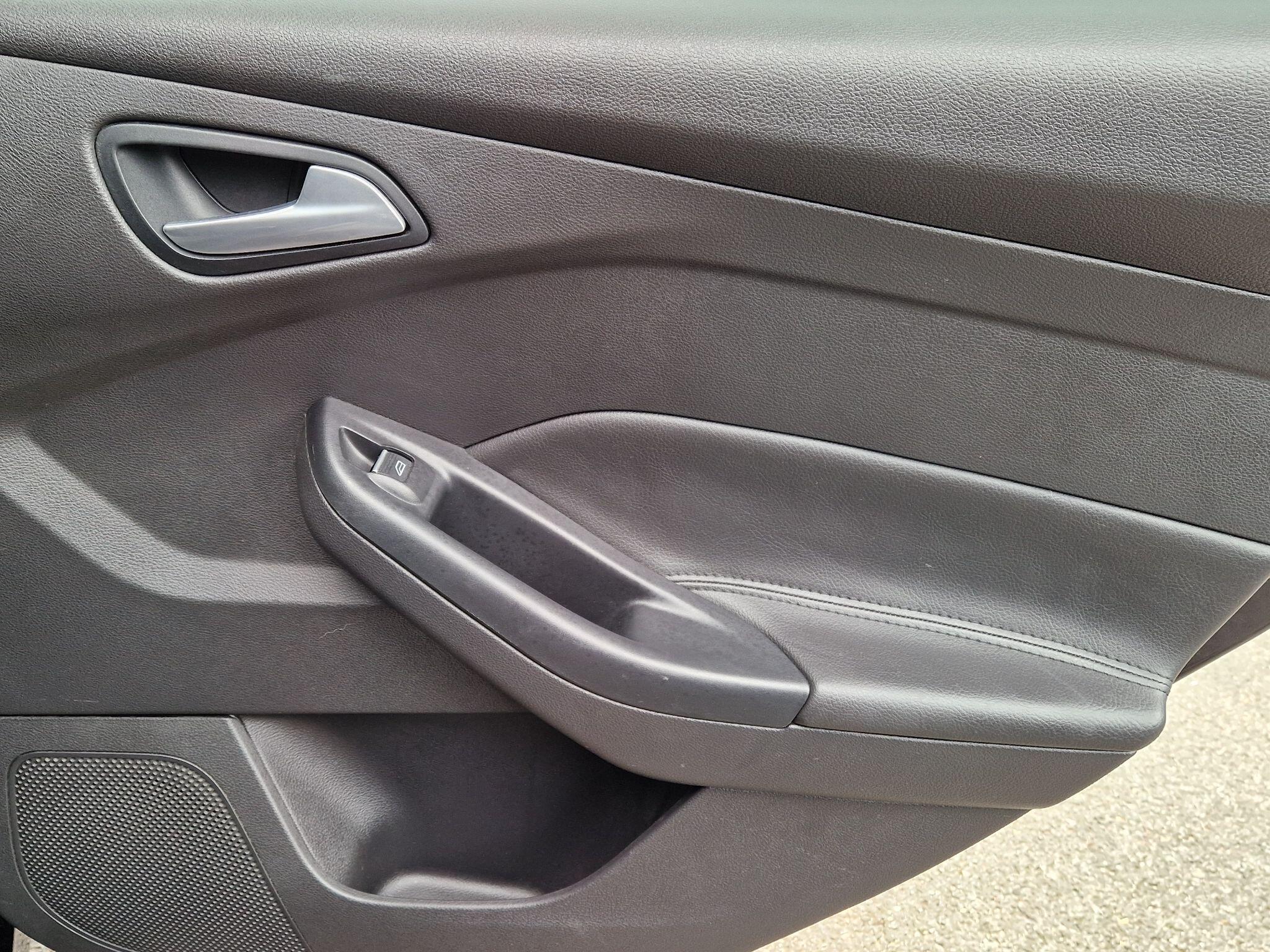 Ford Focus - Image 35