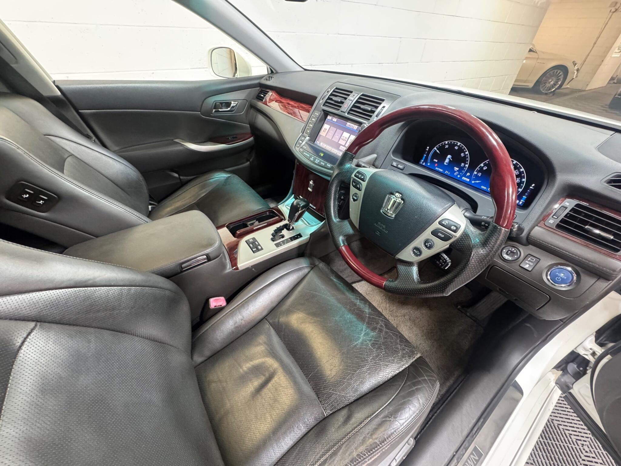 Toyota CROWN - Image 9