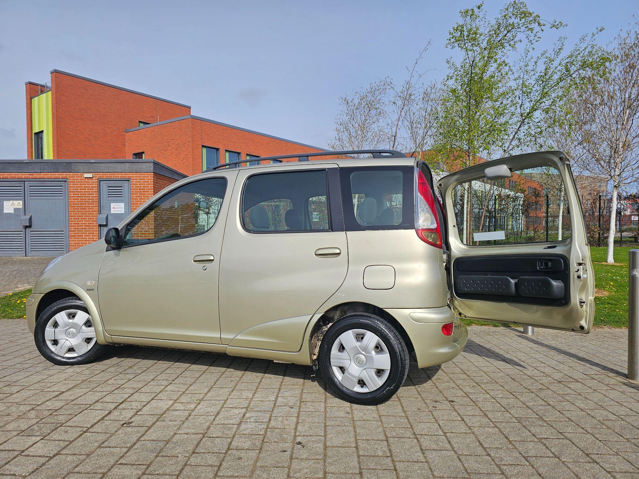 Toyota Yaris Verso - Image 21