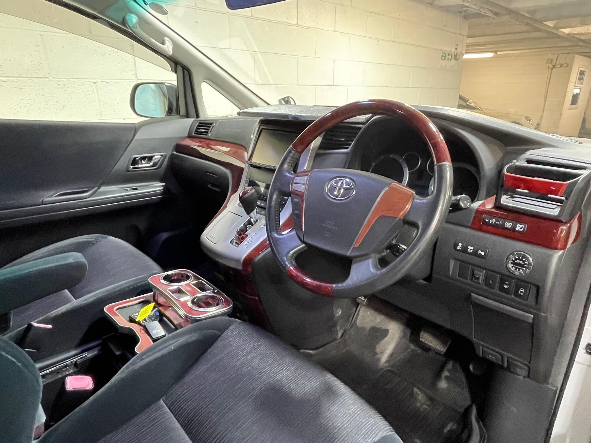 Toyota Vellfire - Image 9