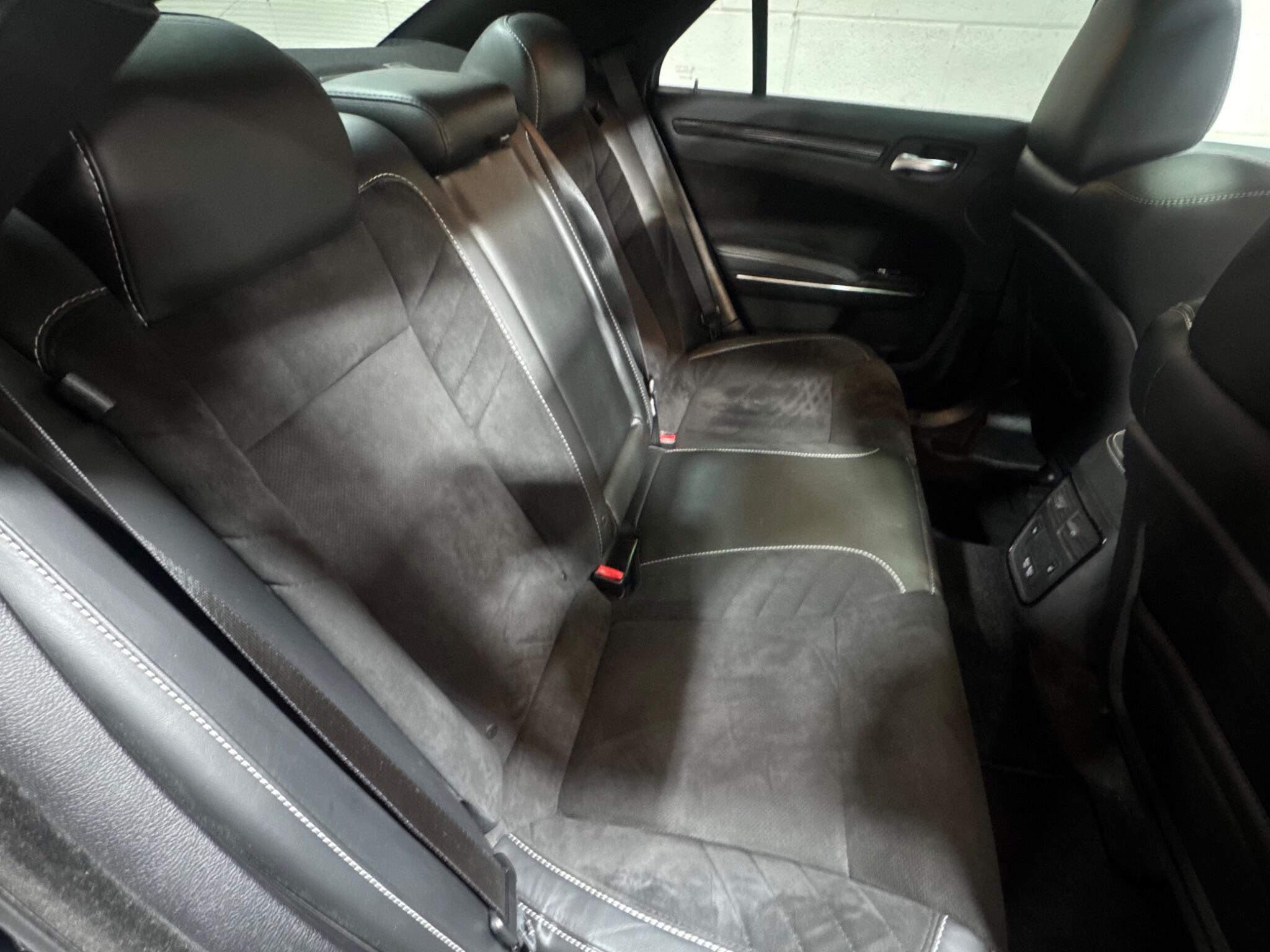 Chrysler 300C - Image 12