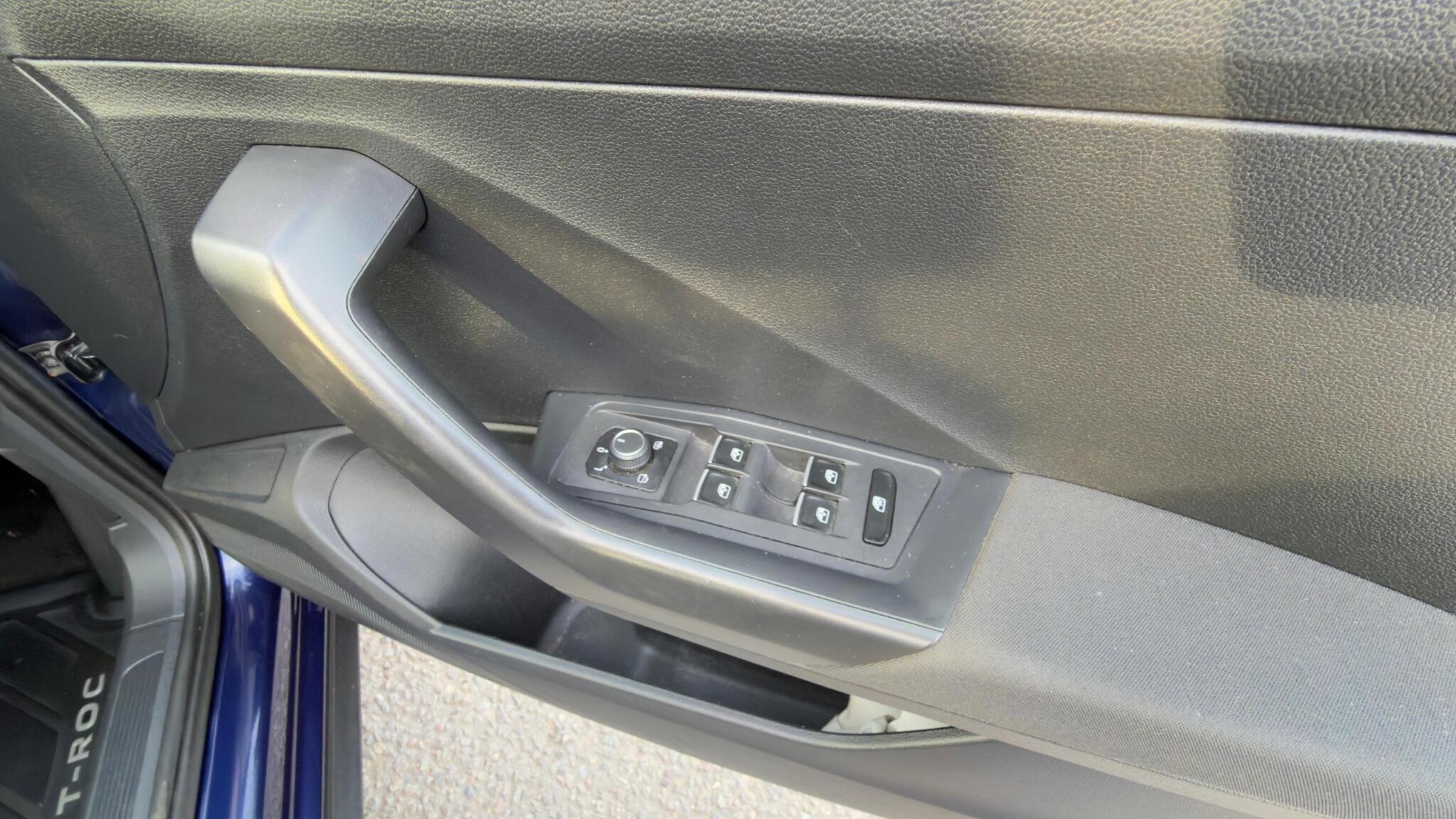 Volkswagen T-Roc - Image 32