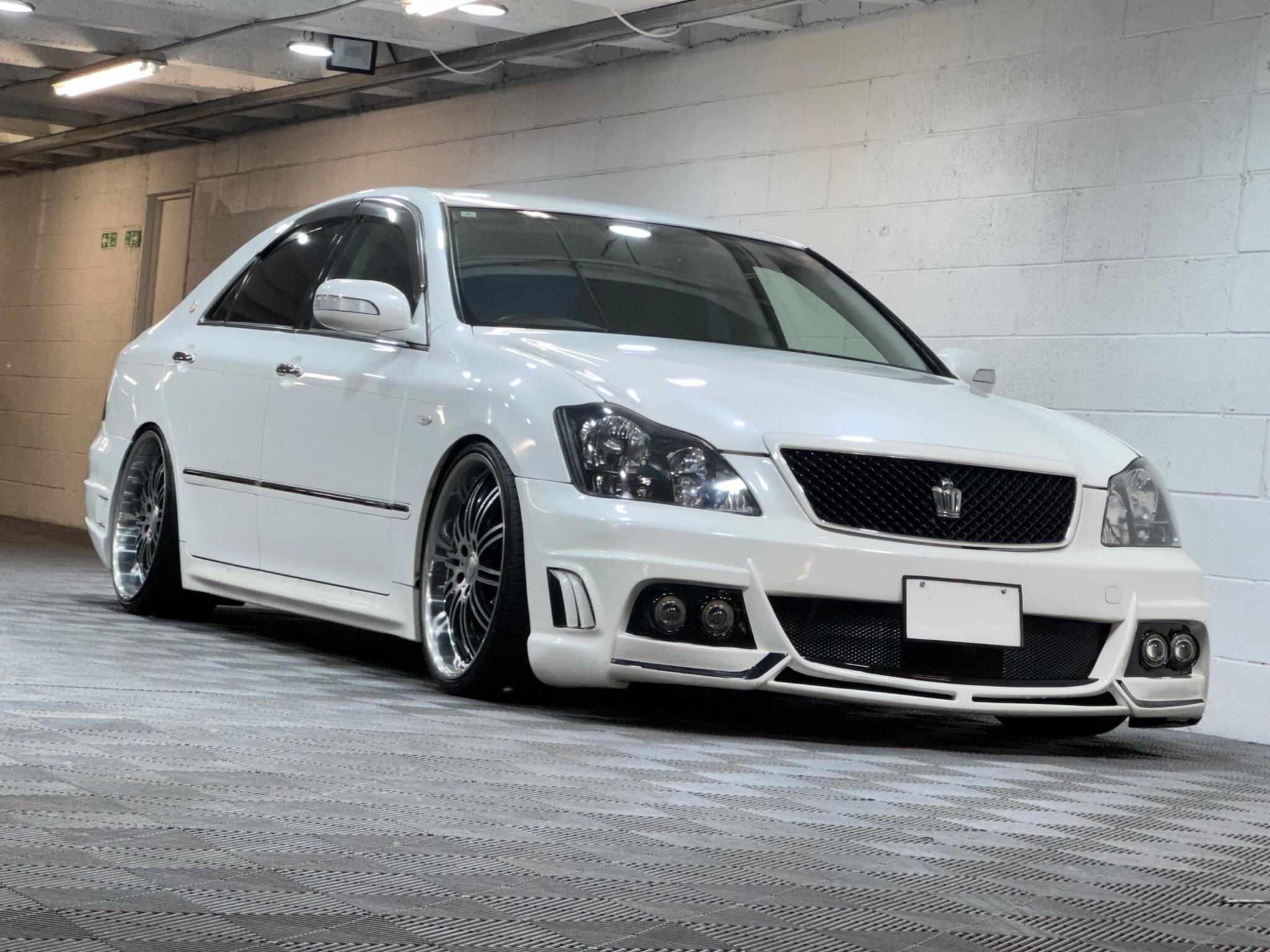 Toyota CROWN - Image 16