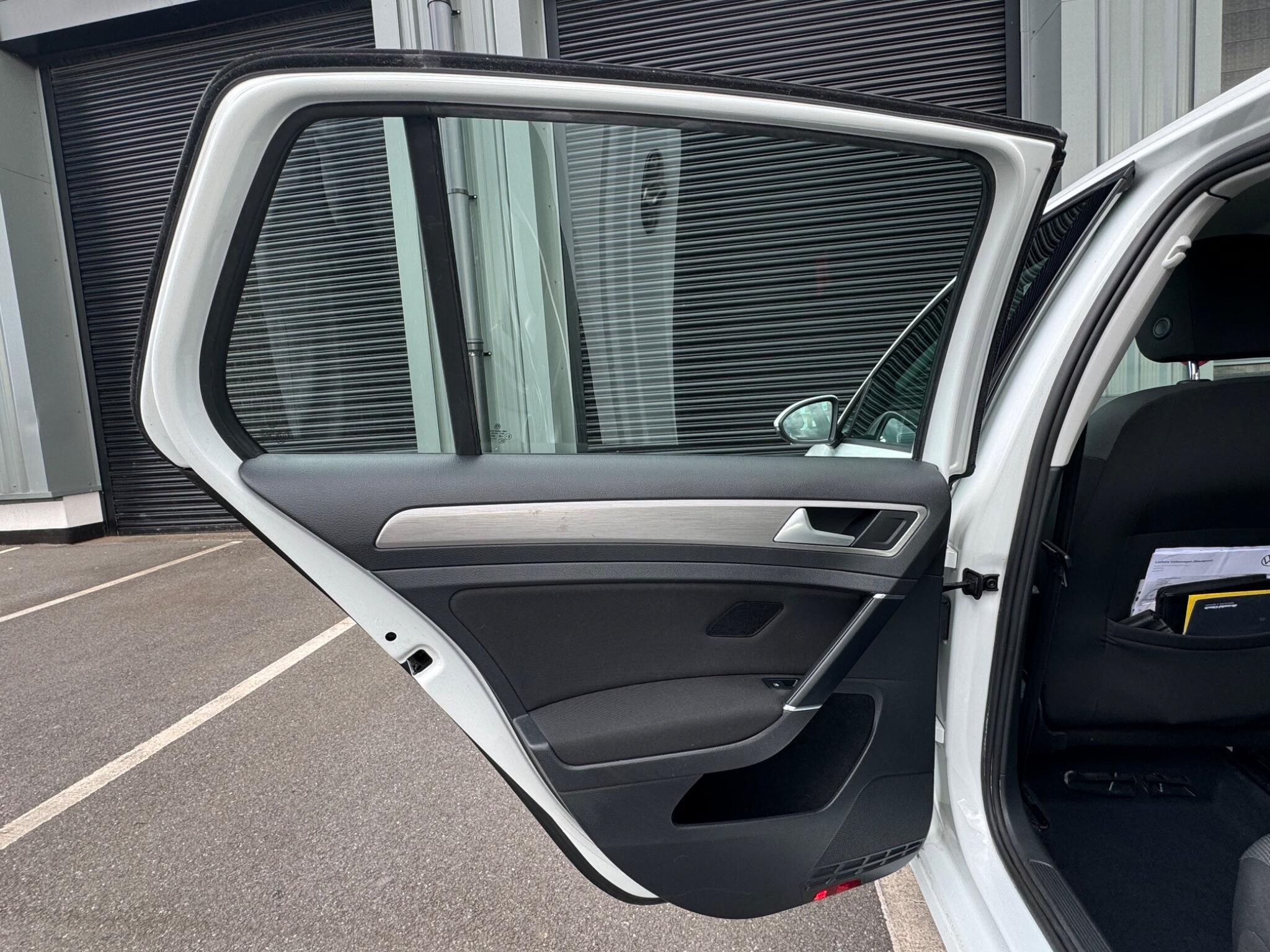 Volkswagen Golf - Image 9