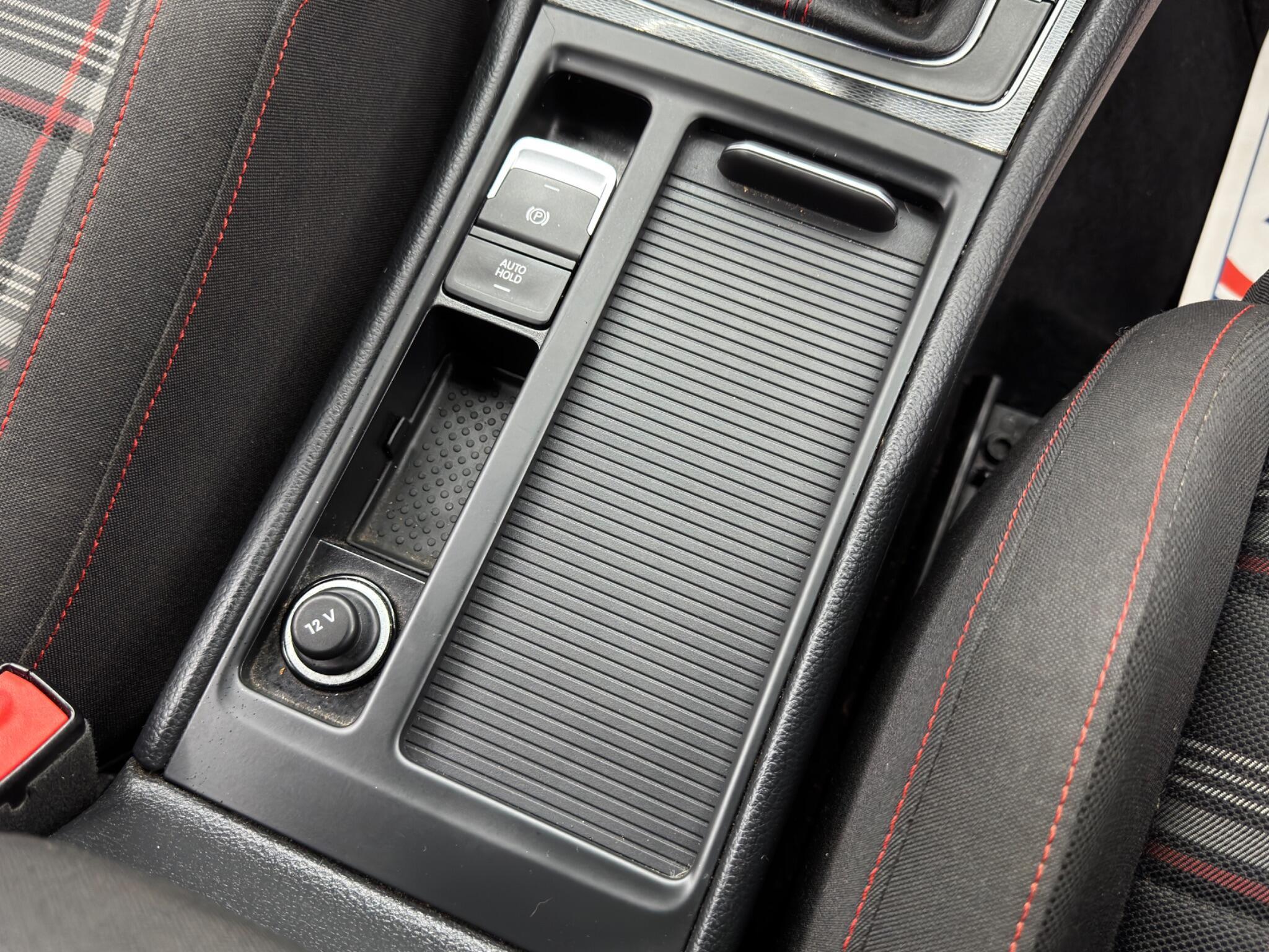 Volkswagen Golf - Image 23