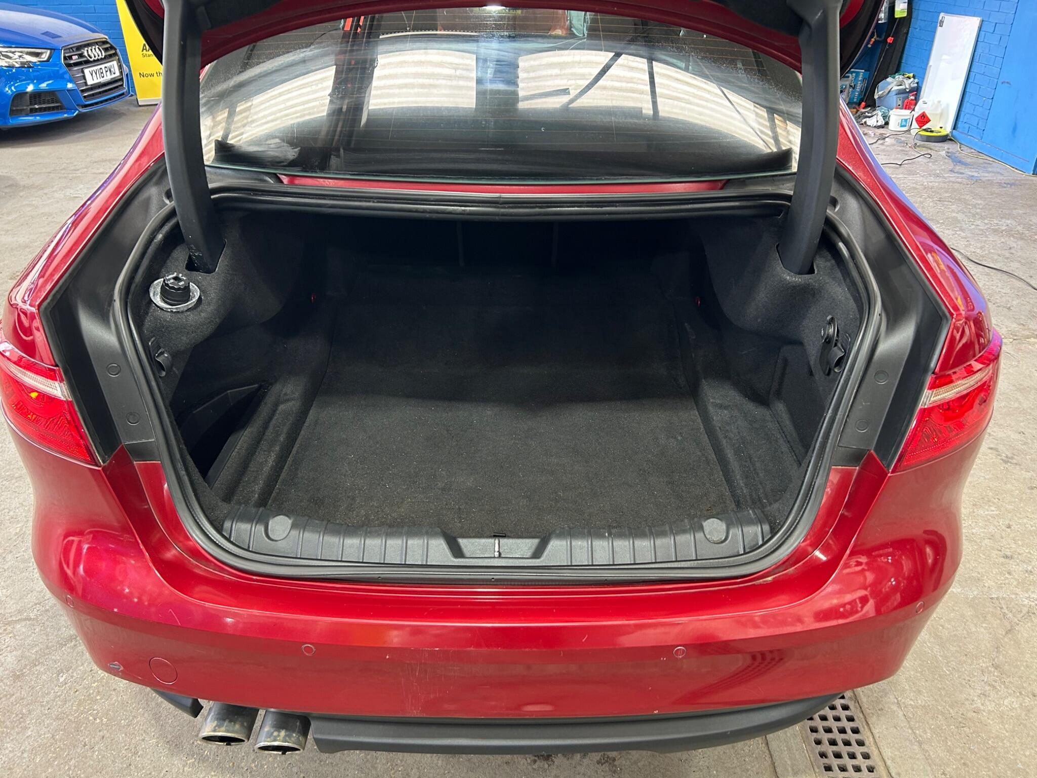 Jaguar XF - Image 25