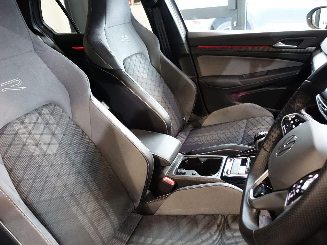 Volkswagen Golf - Image 34